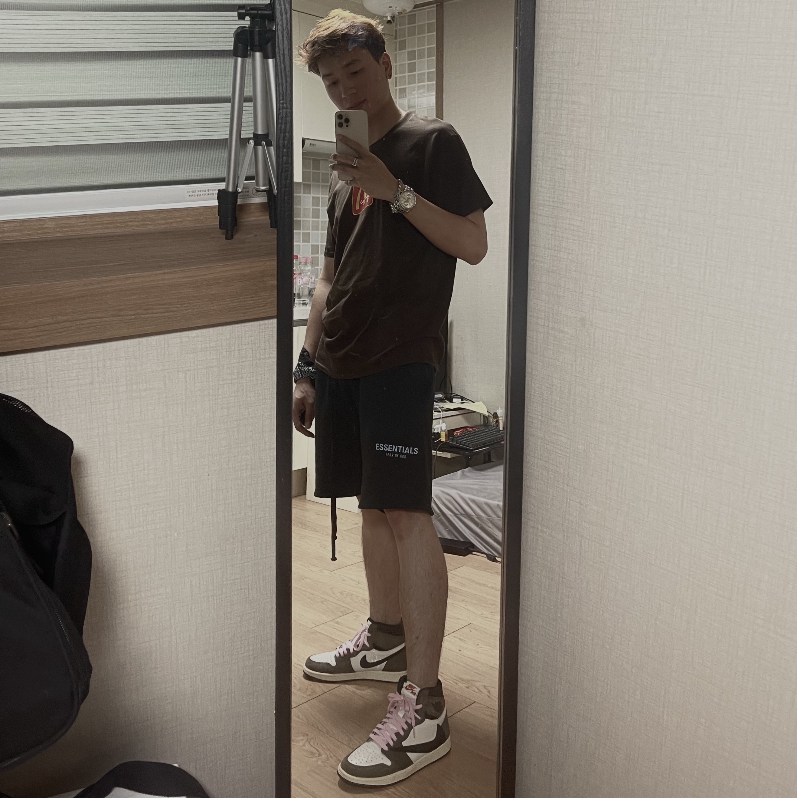 Jordan 1 x Travis Scott Retro High OG SP Mocha, Essentials Volley Shorts Black - 21SS 착용 스타일