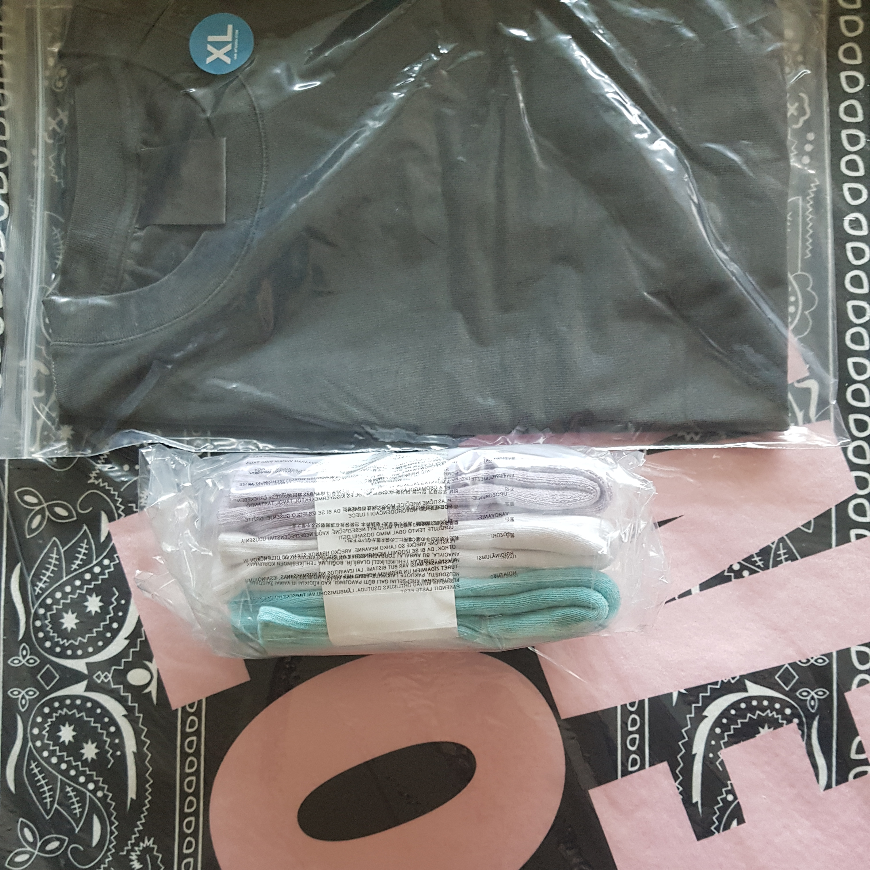 IAB Studio Pigment T-Shirt Black, IAB Studio Socks Pack White Purple Cyan 착용 스타일