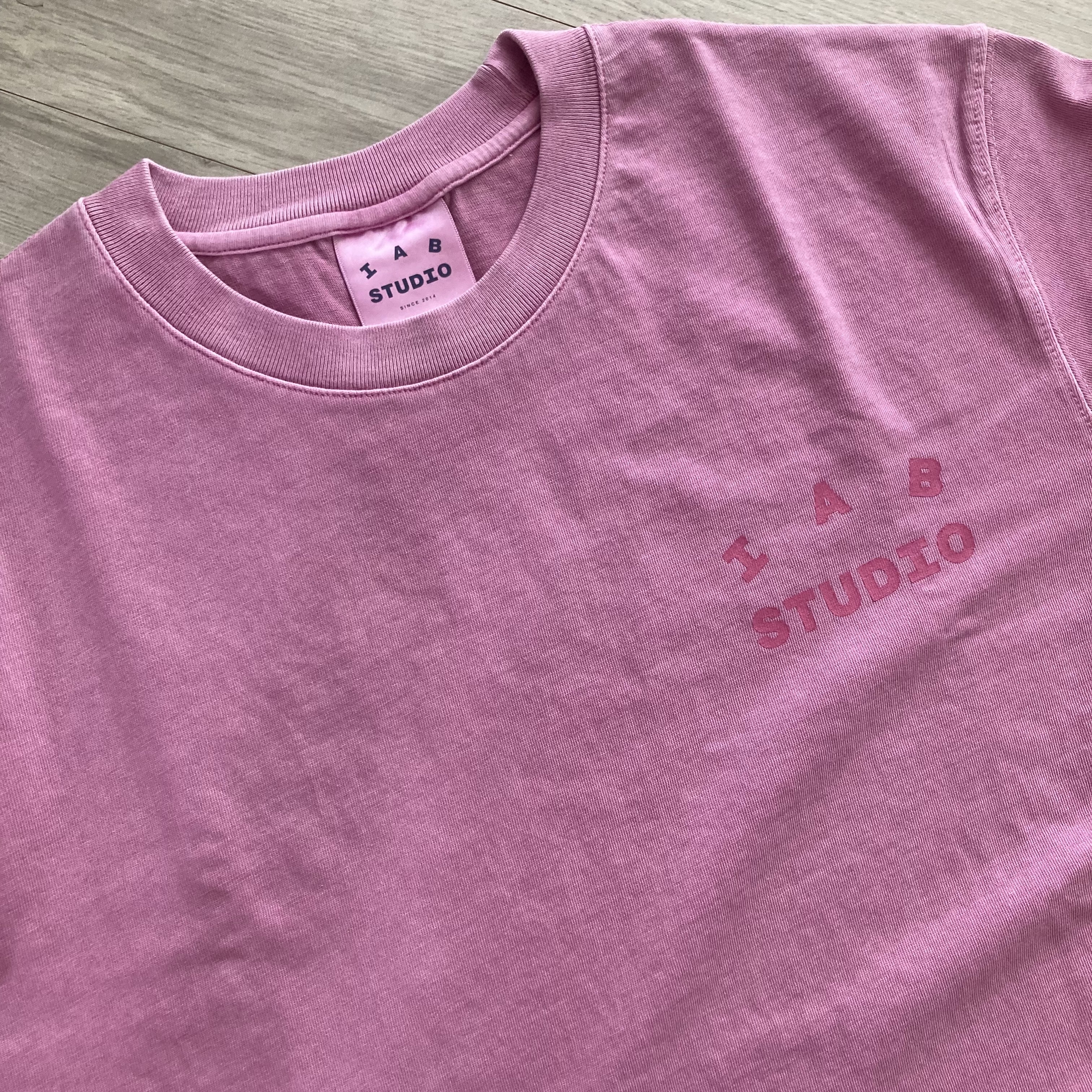 IAB Studio Pigment T-Shirt Magenta 착용 스타일 - 2