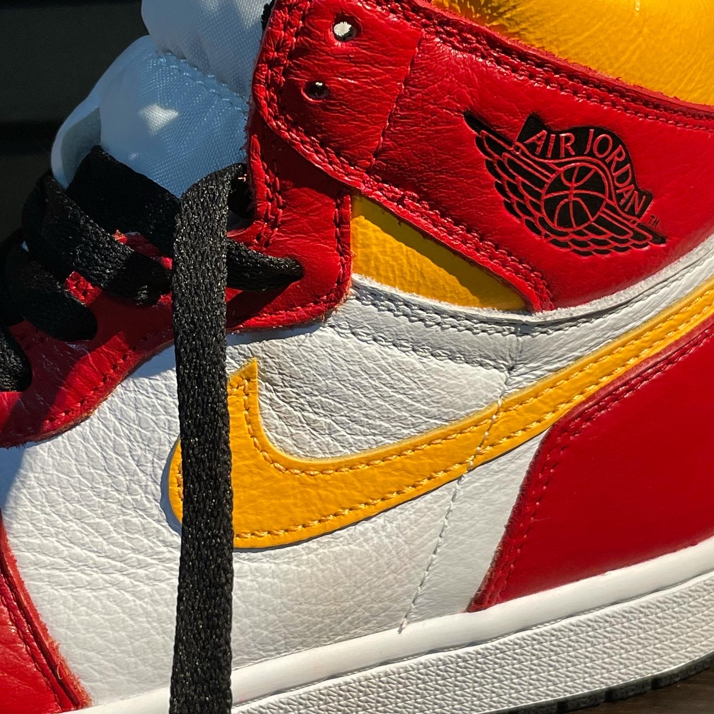 Jordan 1 Retro High OG Light Fusion Red 착용 스타일 - 2
