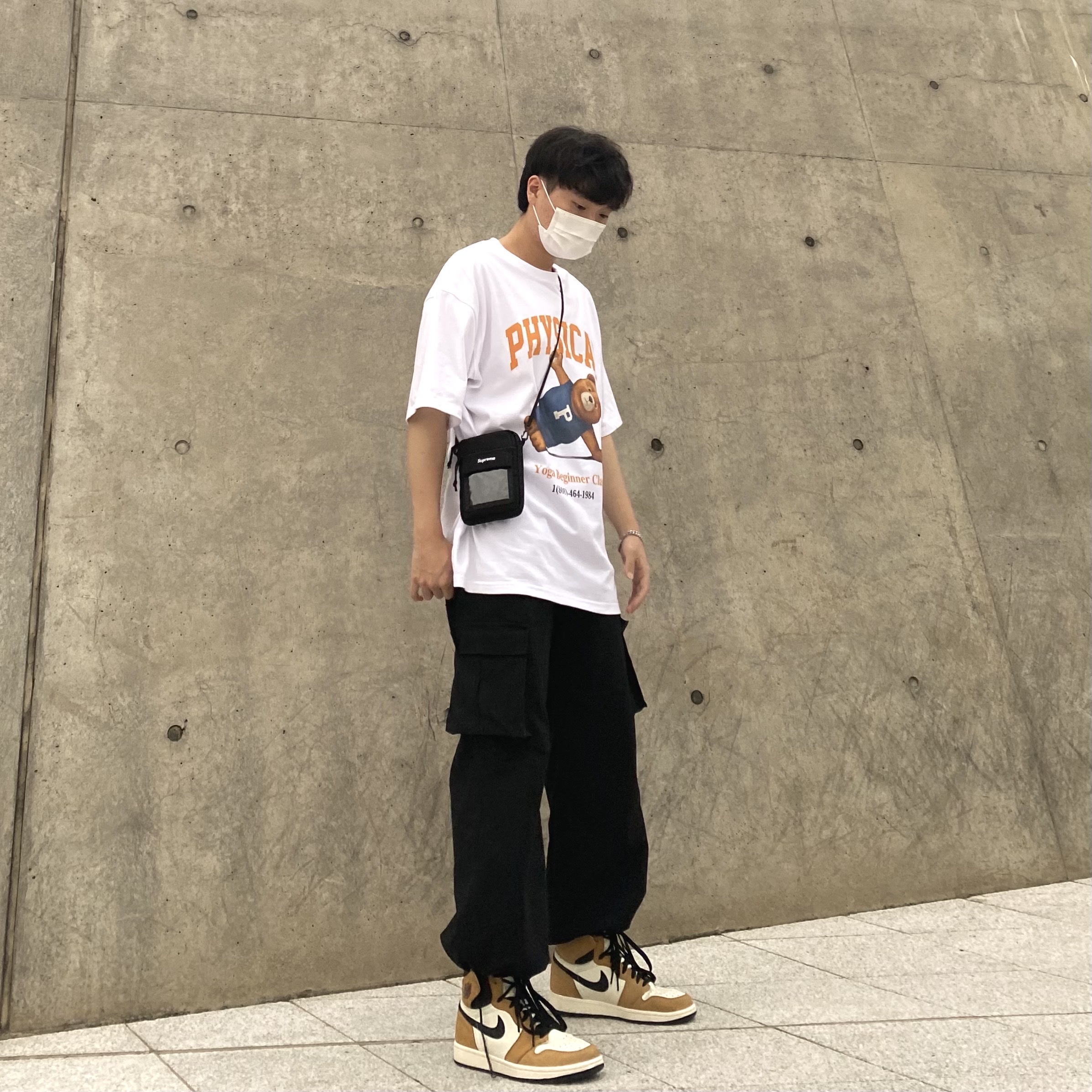 Jordan 1 Retro High Rookie of the Year, Supreme Utility Pouch Black - 19SS 착용 스타일