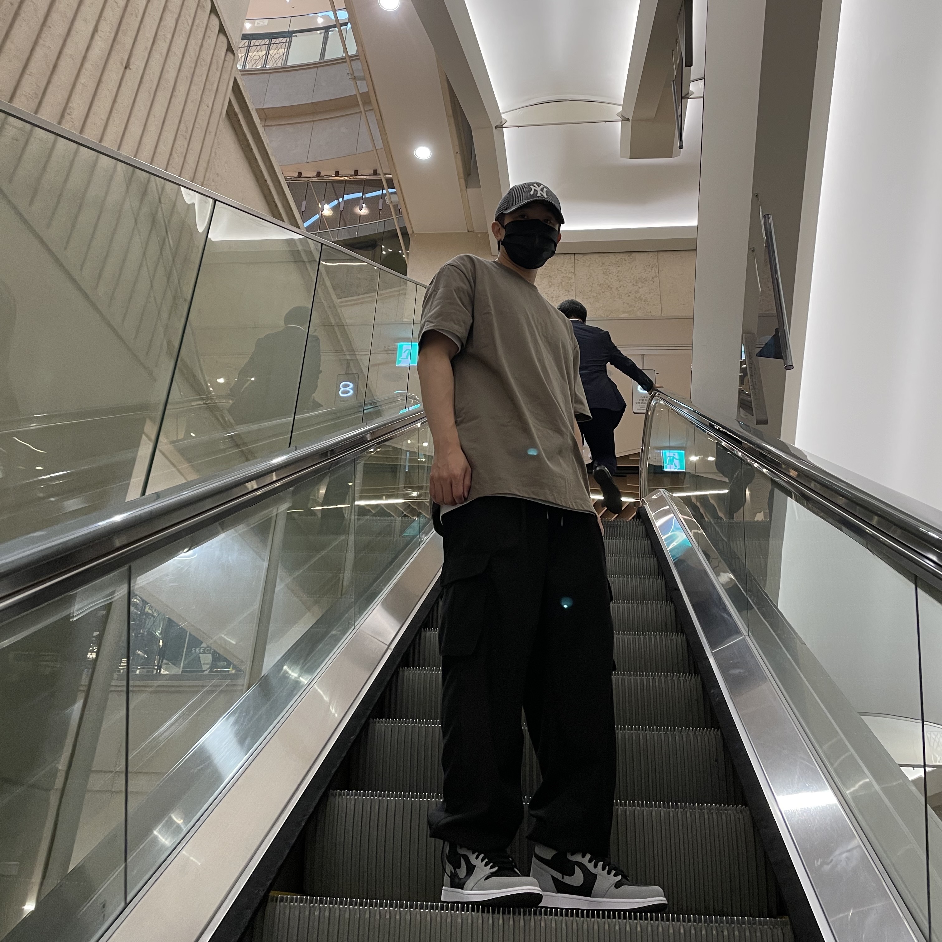 Essentials T-Shirt Taupe - 21SS, Jordan 1 Retro High OG Shadow 2.0 착용 스타일 - 4