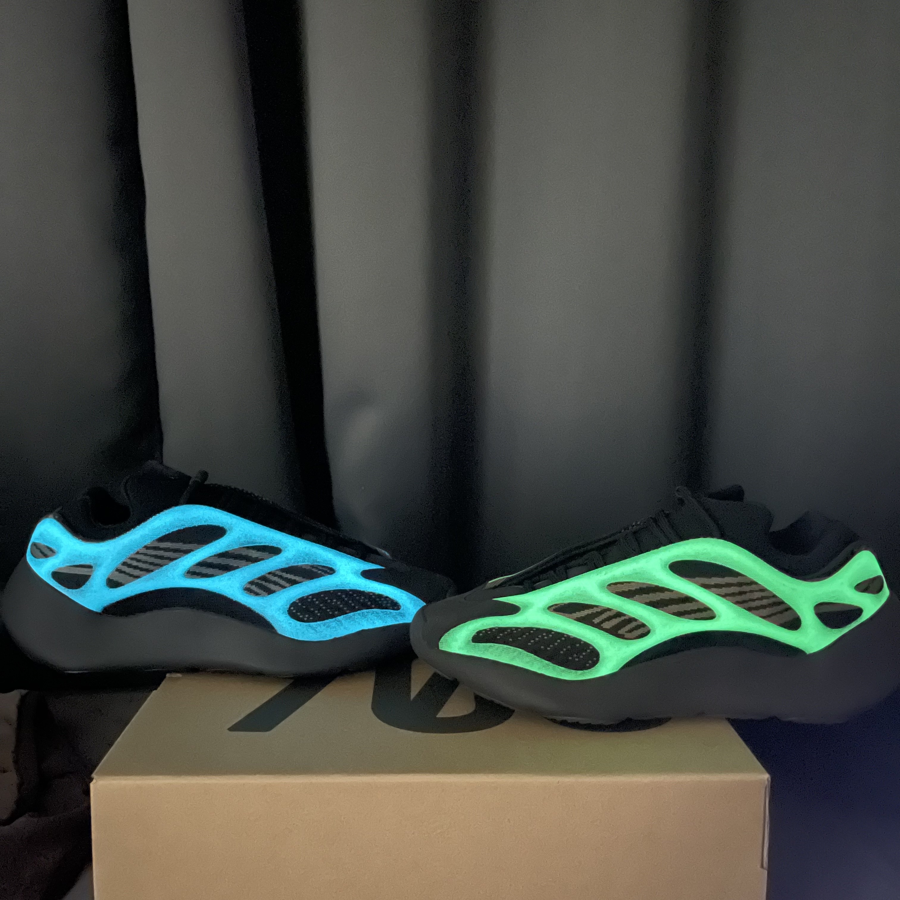 Adidas Yeezy 700 V3 Dark Glow, Adidas Yeezy 700 V3 Clay Brown 착용 스타일