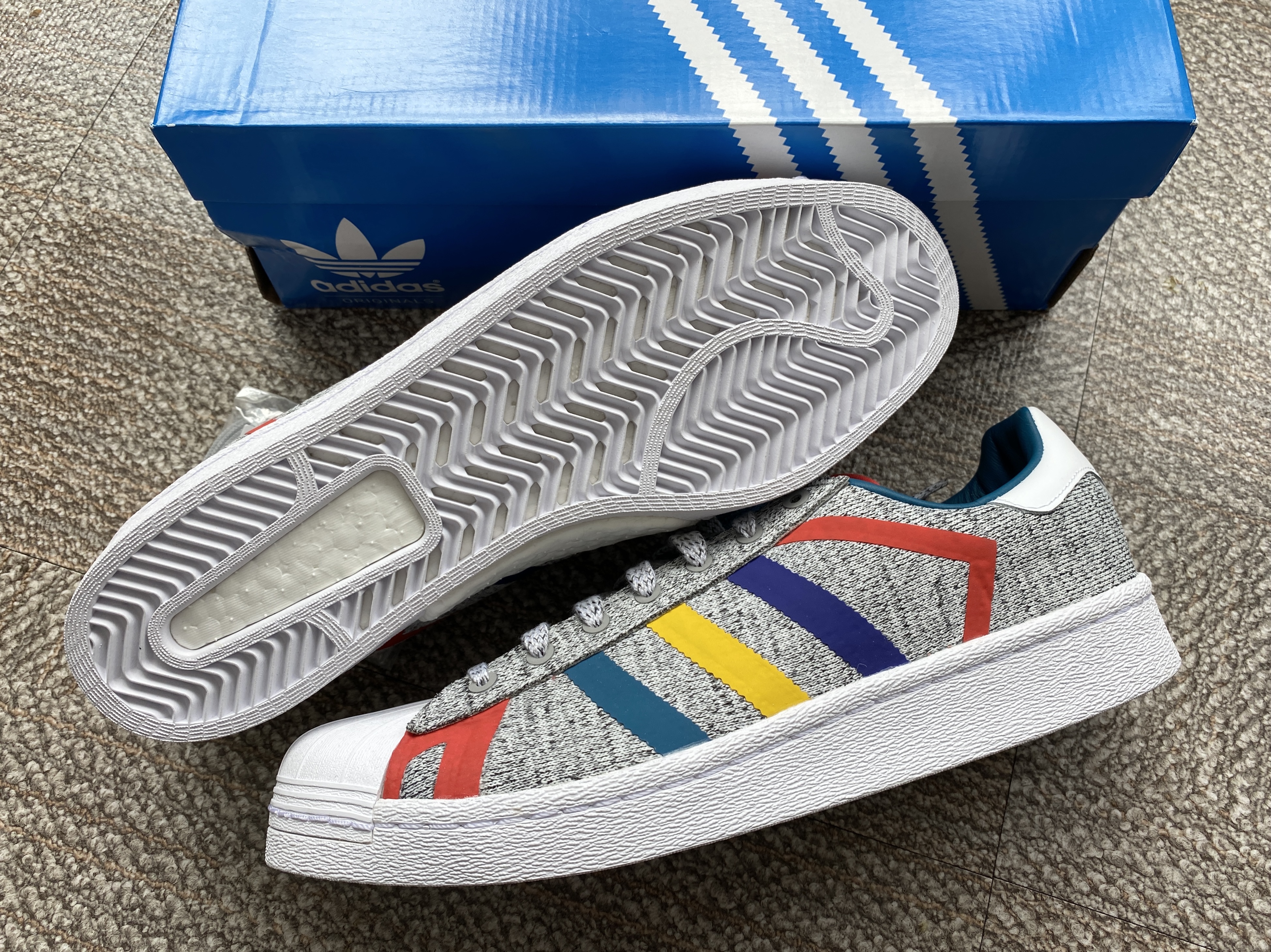Adidas x White Mountaineering Superstar Light Grey Heather 착용 스타일 - 5