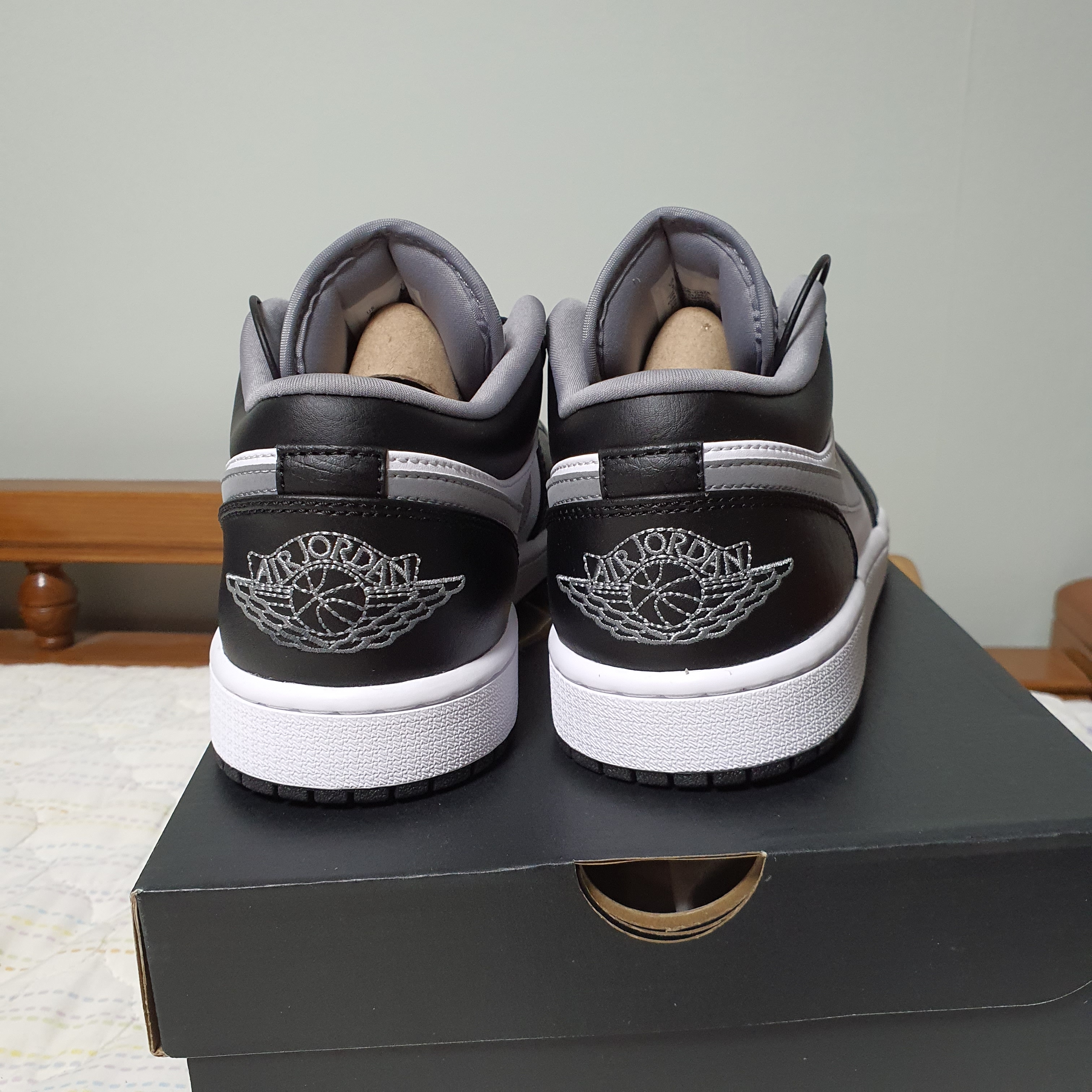 Jordan 1 Low Black Particle Grey 착용 스타일 - 2