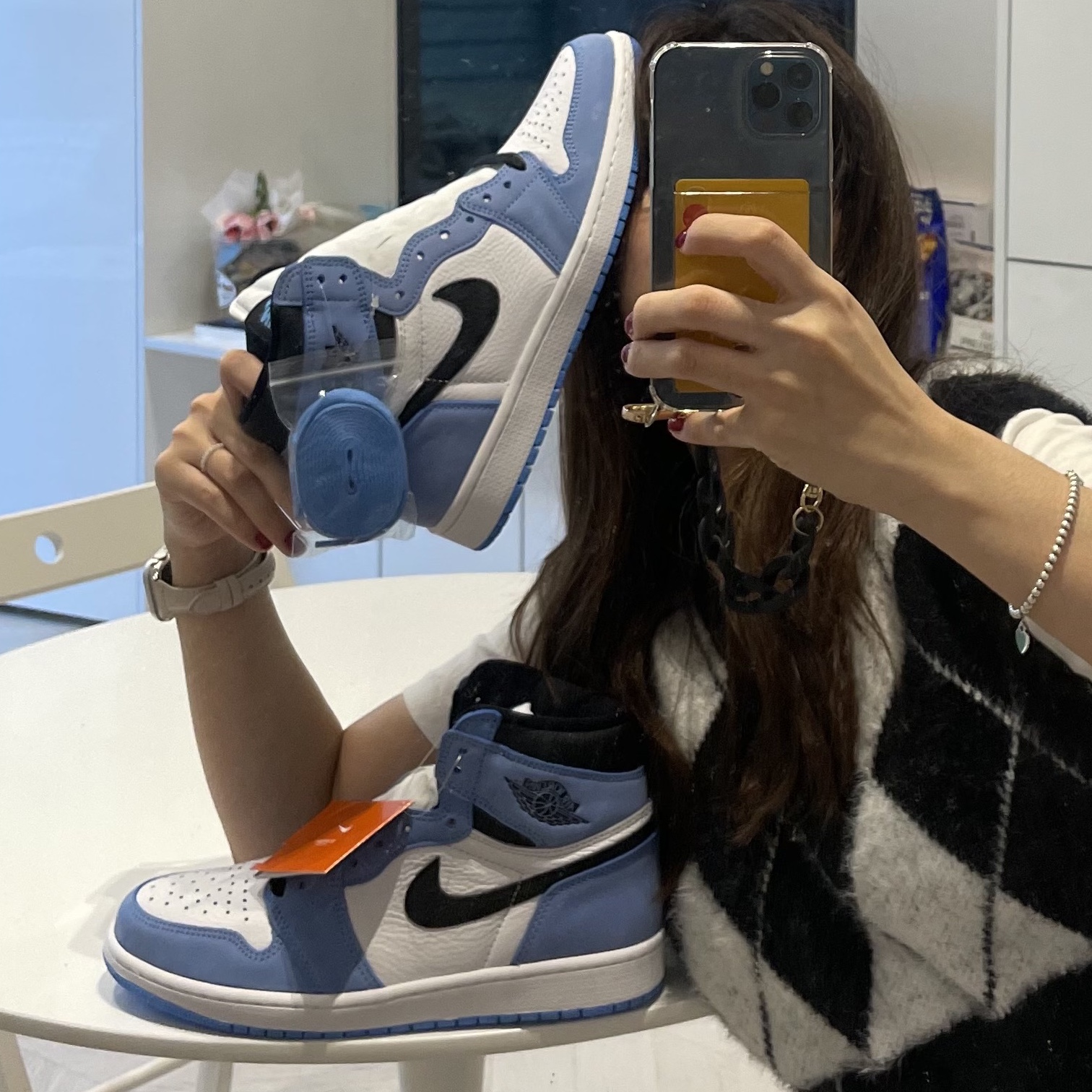 Jordan 1 Retro High OG University Blue 착용 스타일 - 4