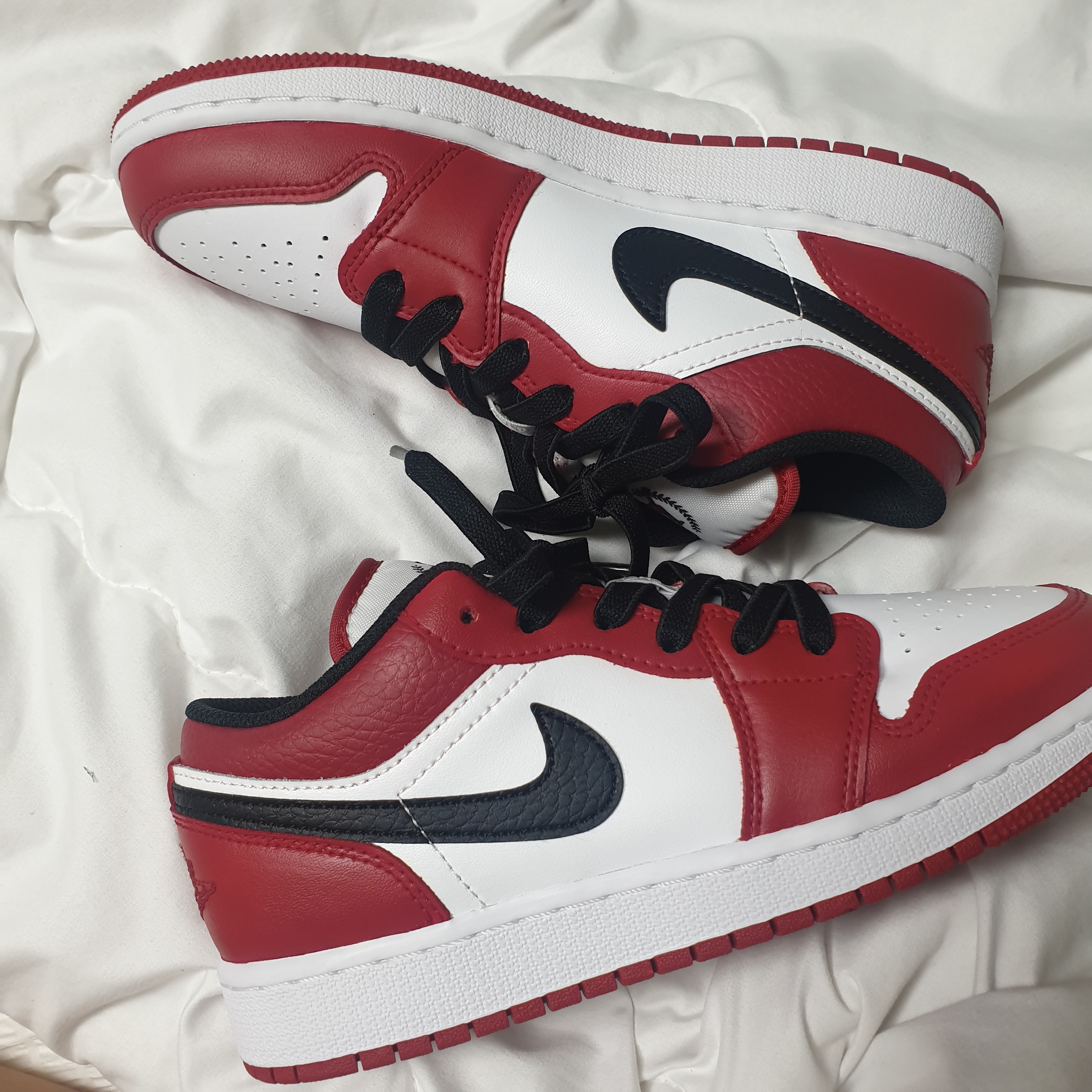 Jordan 1 Retro Low OG Chicago 2016, (GS) Jordan 1 Low White Red Black 착용 스타일 - 2