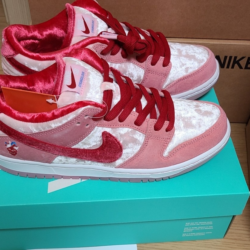 Nike x StrangeLove SB Dunk Low Pink (Regular Box) 착용 스타일
