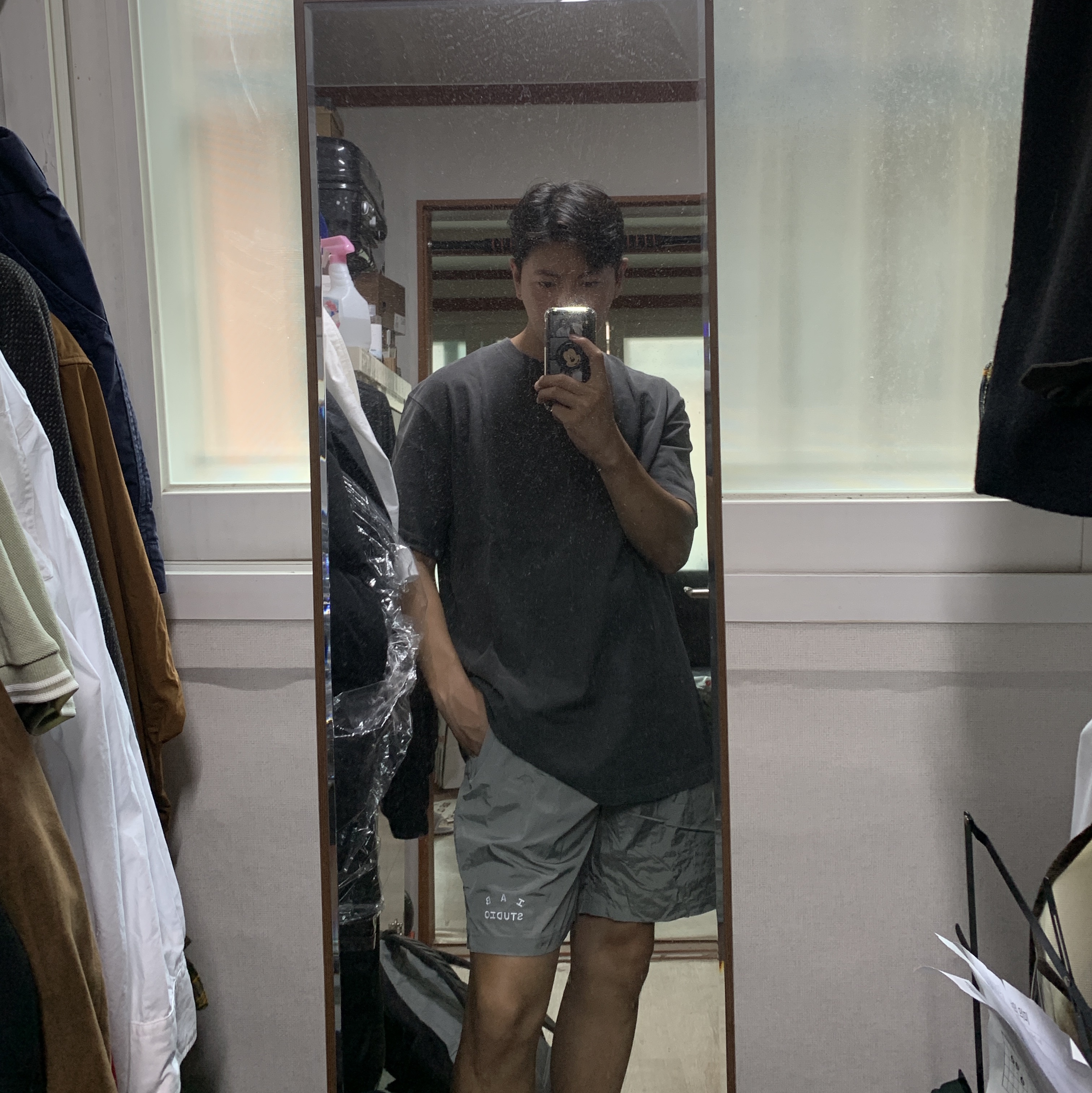 IAB Studio Pigment T-Shirt Black, IAB Studio Woven Shorts Gray 착용 스타일 - 1
