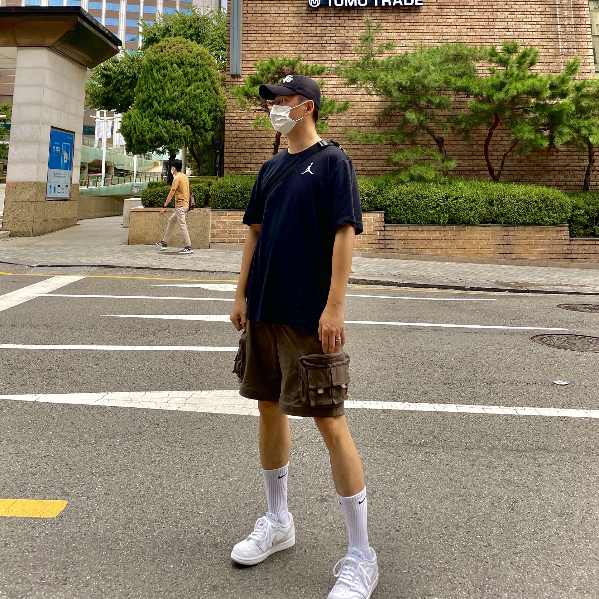 Jordan 1 Low OG Neutral Grey, Nike ACG Cargo Shorts Ironstone - Asia 착용 스타일
