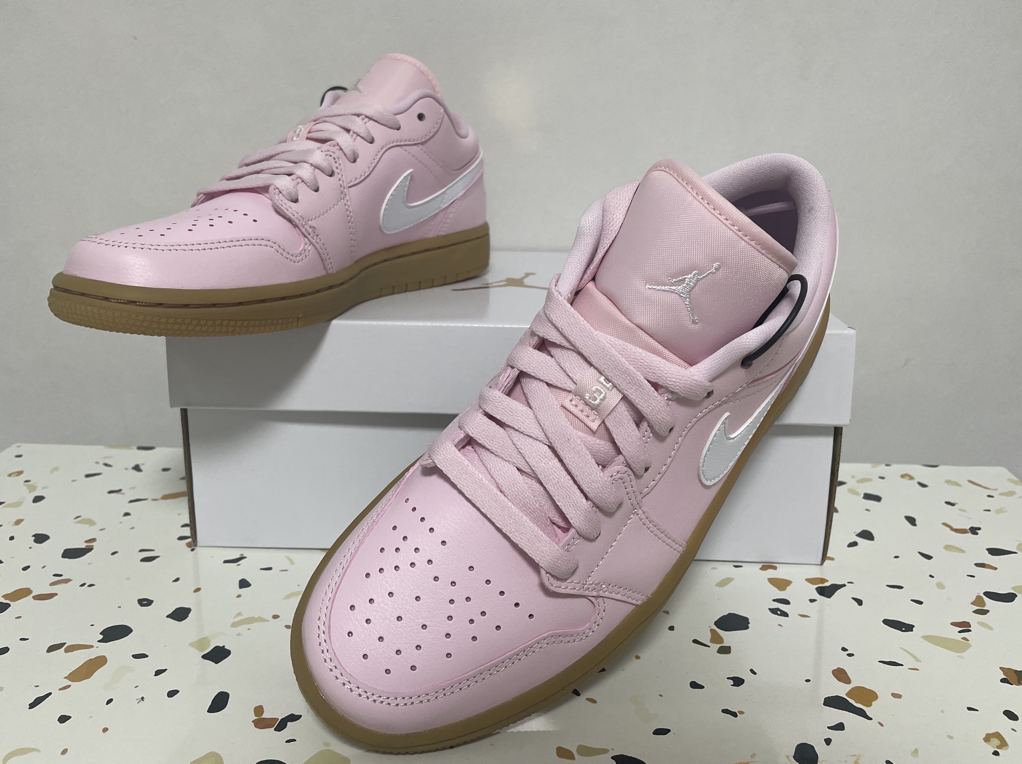 (W) Nike Dunk Low Green Glow, (W) Jordan 1 Low Arctic Pink 착용 스타일 - 2