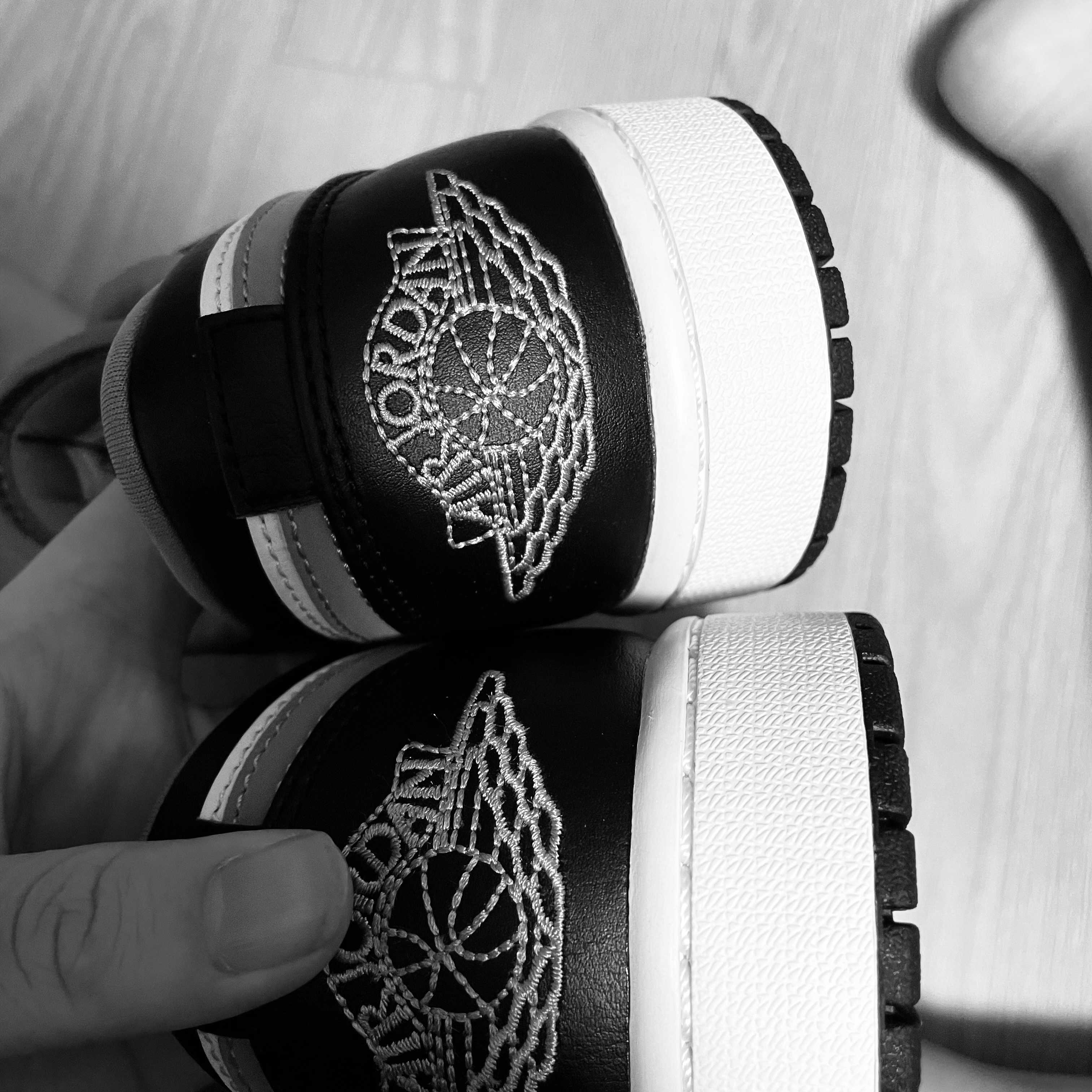 Jordan 1 Low Black Particle Grey 착용 스타일 - 3