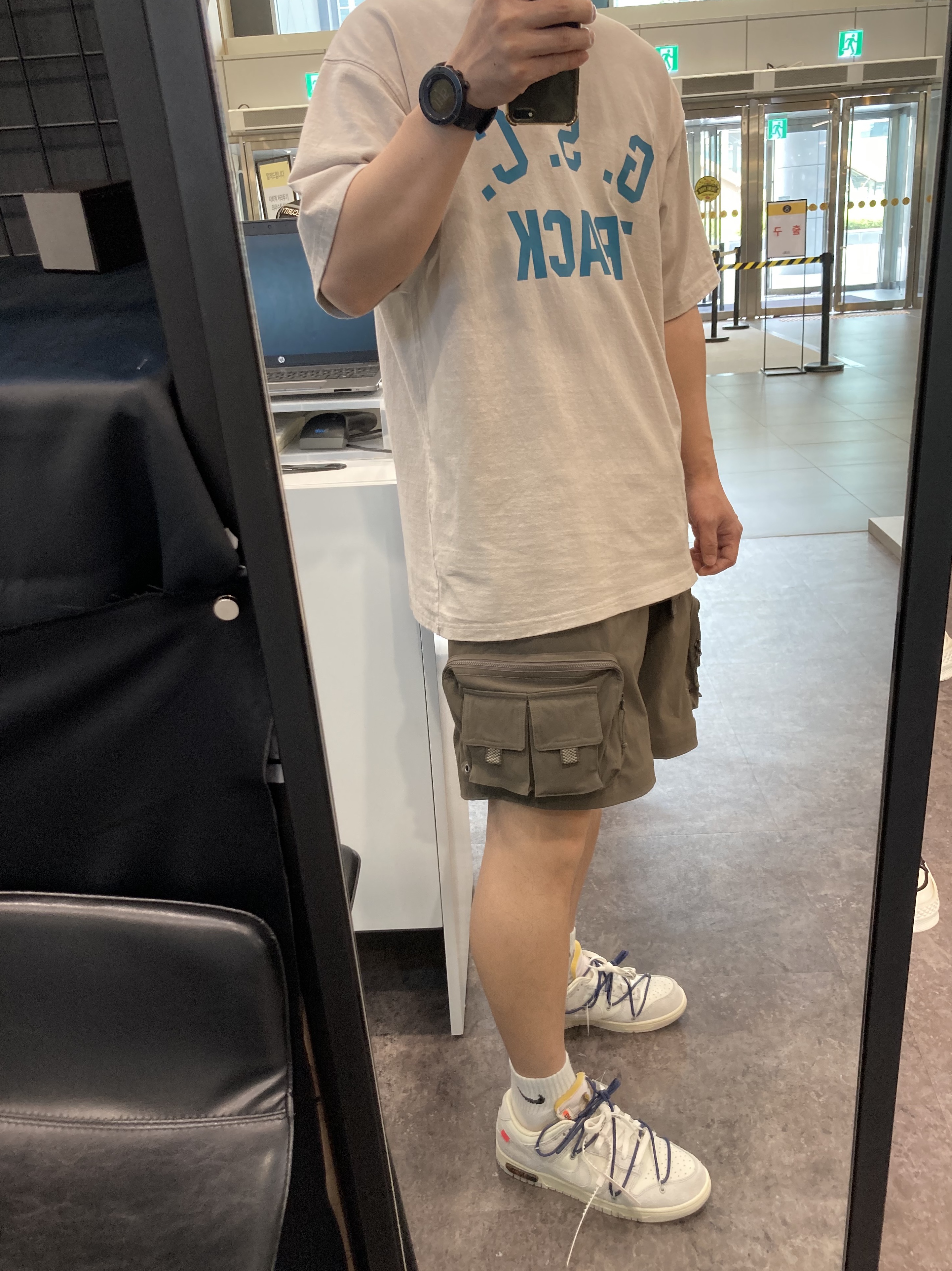 Nike x Off-White Dunk Low The 50 - Lot 18, Nike ACG Cargo Shorts Ironstone - Asia 착용 스타일