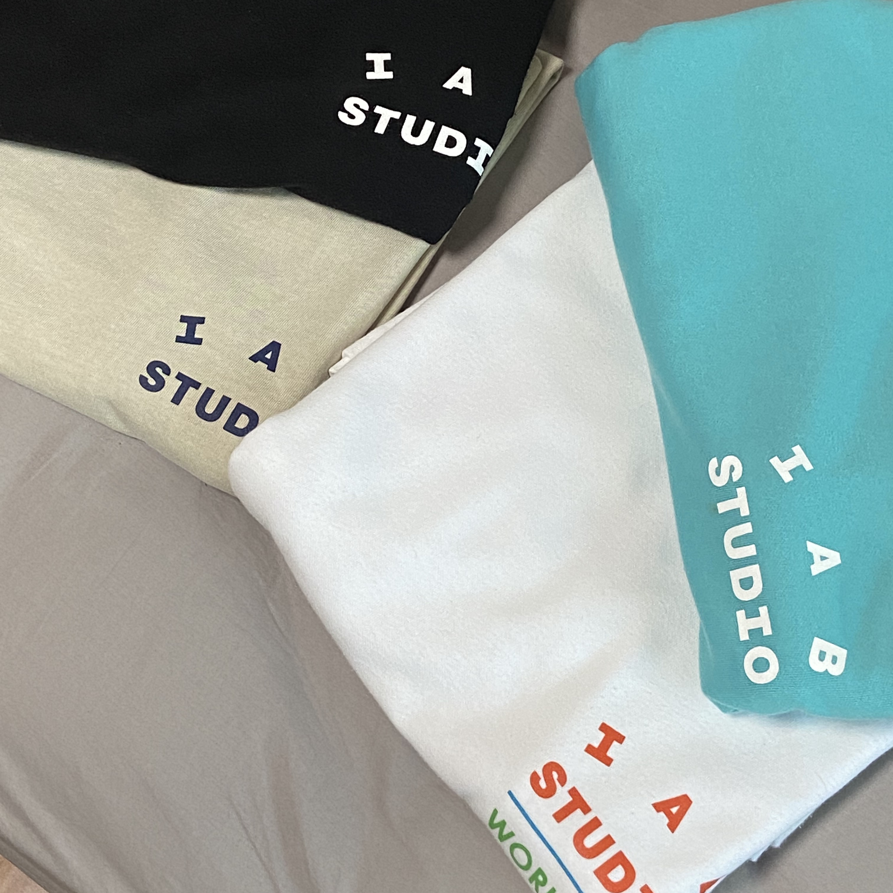 IAB Studio T-Shirt Black, IAB Studio Pigment T-Shirt Oatmeal 착용 스타일