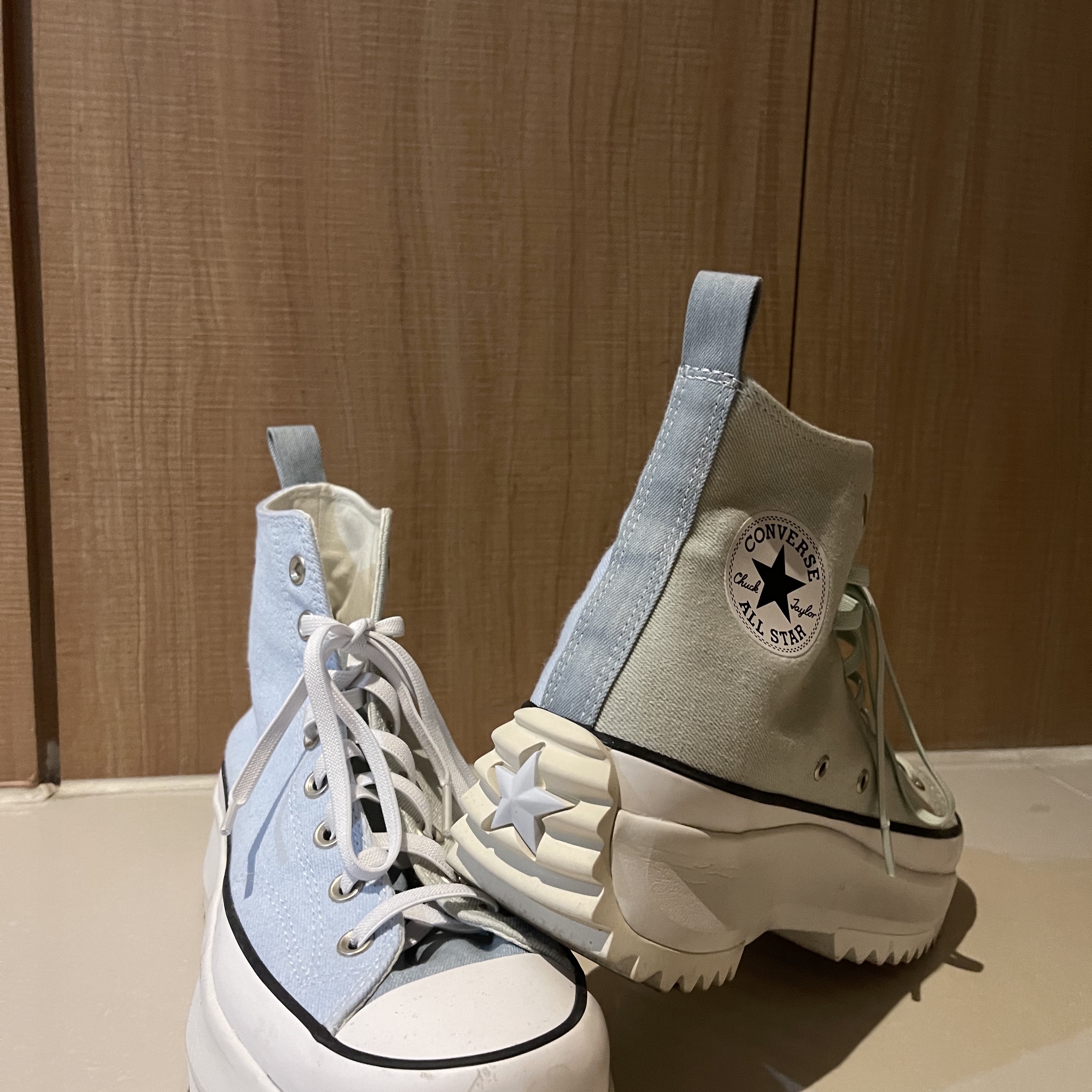 Converse Run Star Hike Hi Blue Vintage White 착용 스타일 - 2