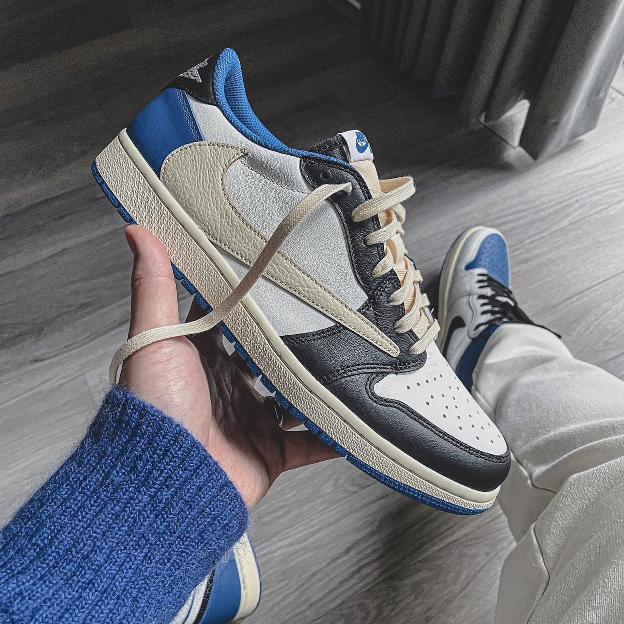 Jordan 1 x Travis Scott x Fragment Retro Low OG SP Military Blue 착용 스타일 - 5