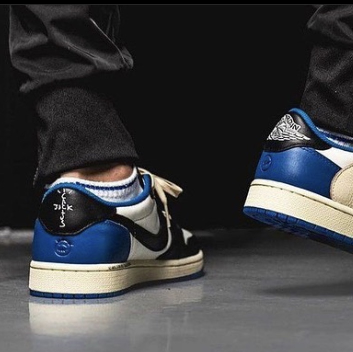 Jordan 1 x Travis Scott x Fragment Retro Low OG SP Military Blue 착용 스타일 - 2