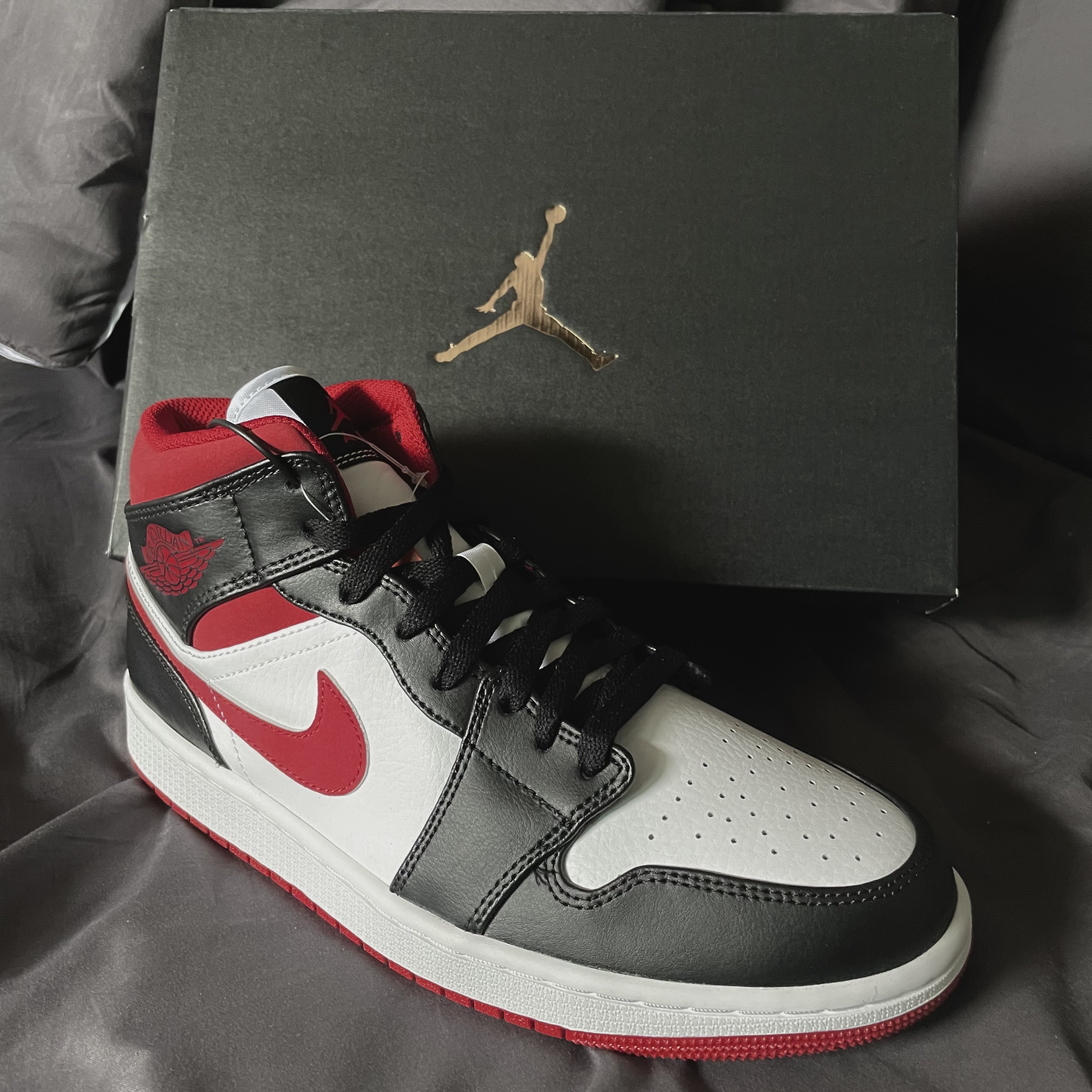 Jordan 1 Mid Gym Red Black White 착용 스타일