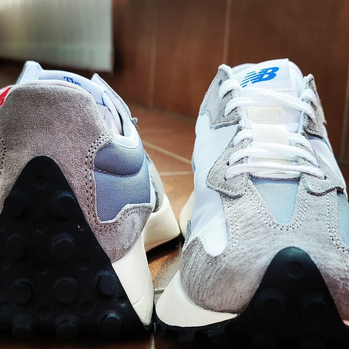 New Balance 327 Grey 착용 스타일 - 2