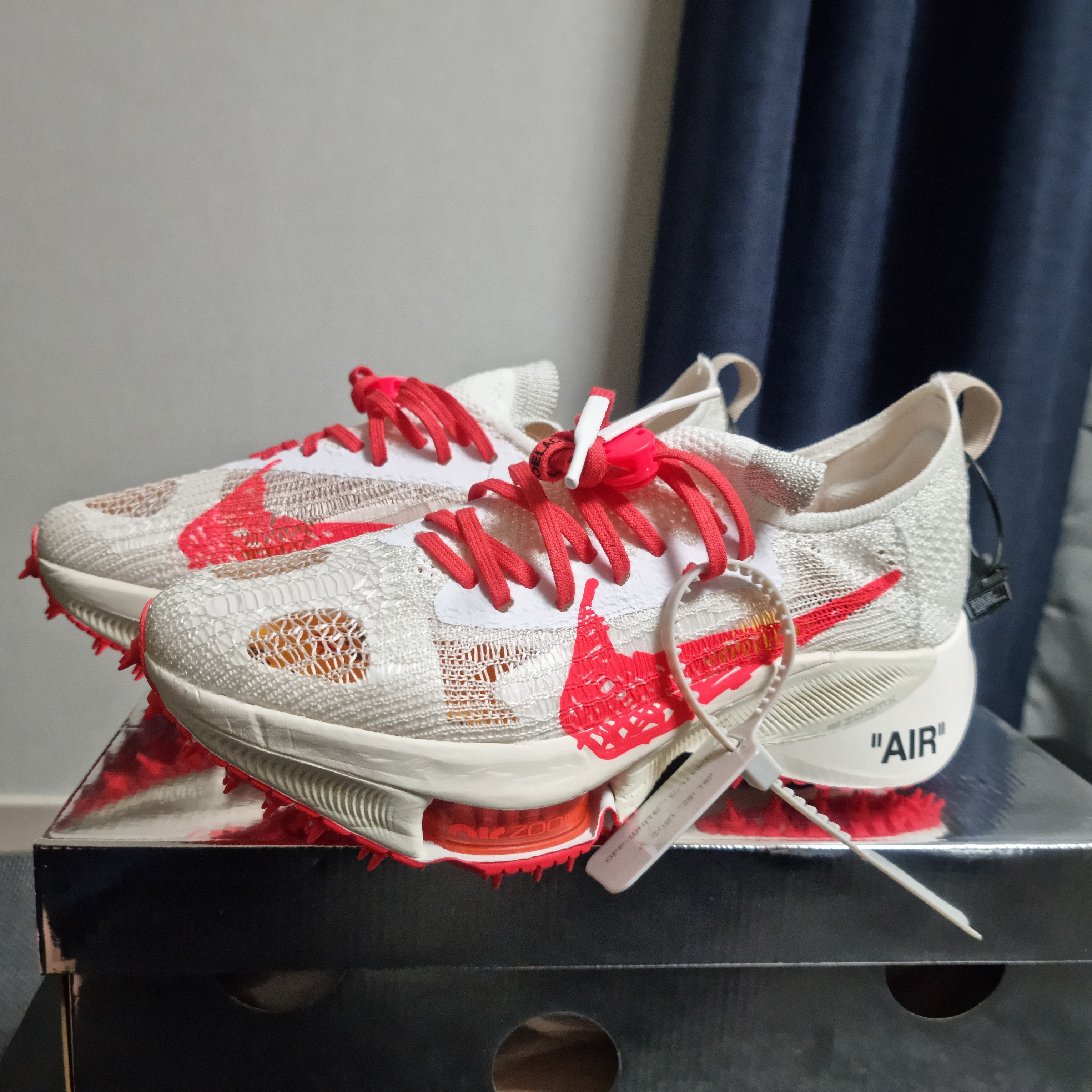 Nike x Off-White Air Zoom Tempo Next% Solar Red 착용 스타일 - 1