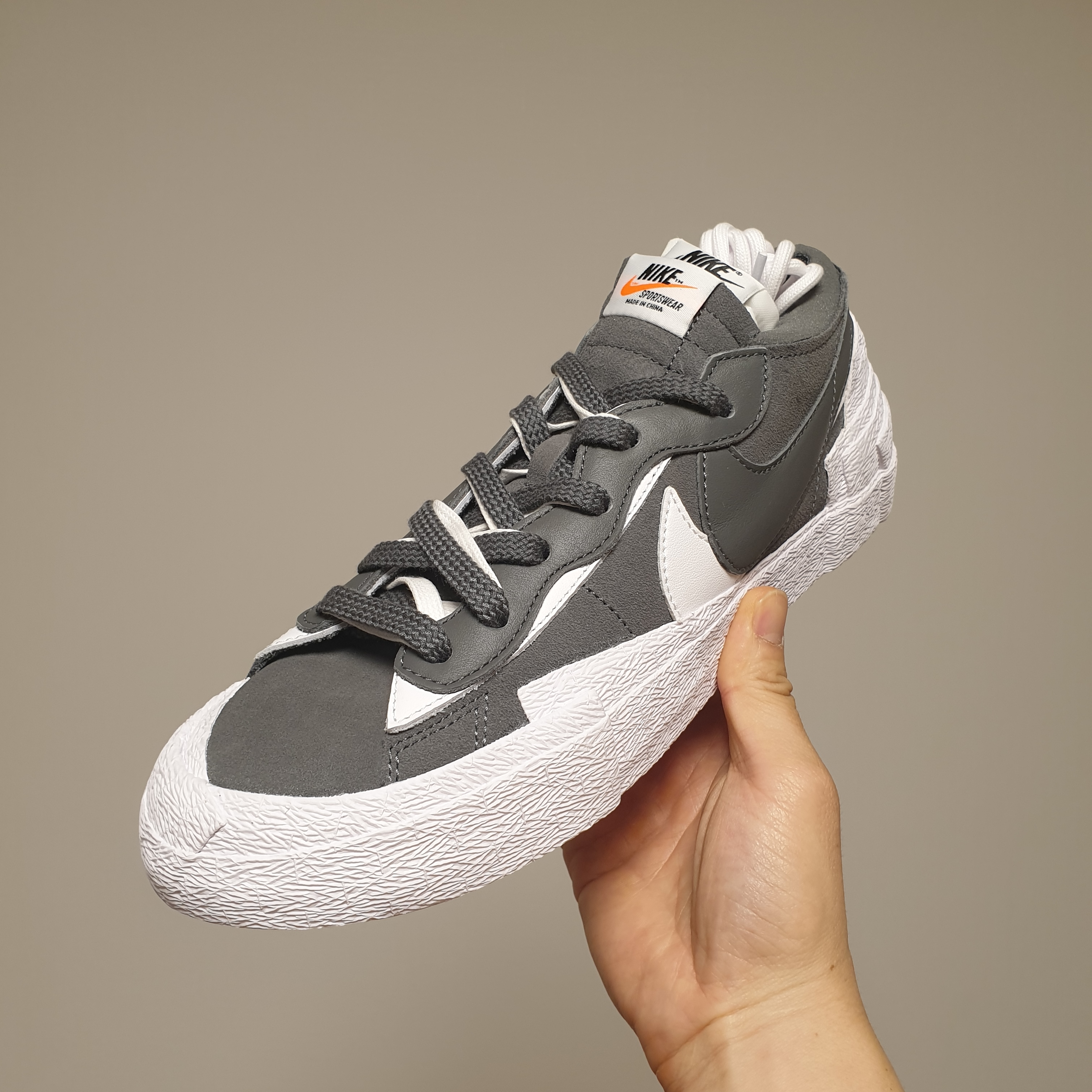 Nike x Sacai Blazer Low Iron Grey 착용 스타일 - 1