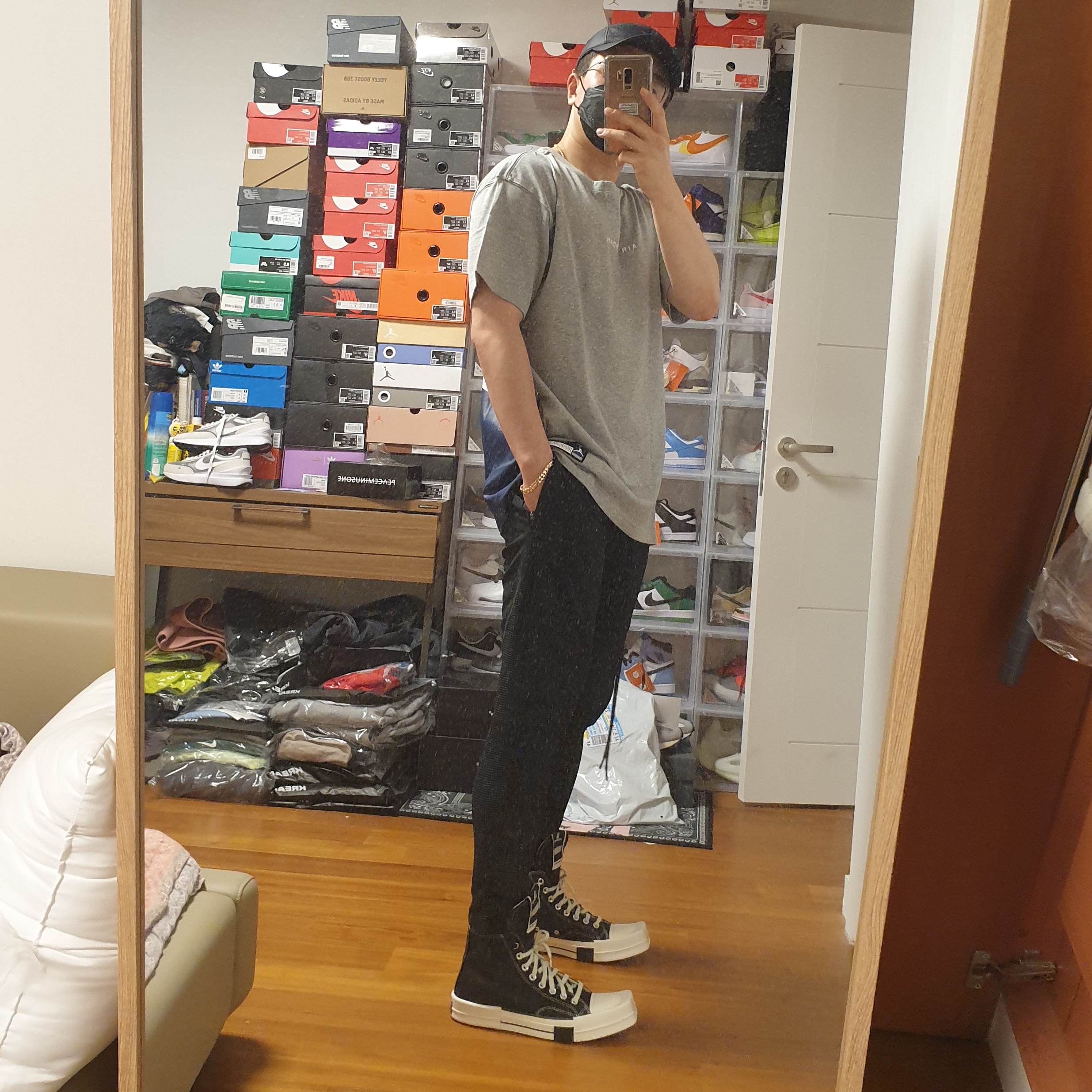 Converse x Drkshdw Turbodrk Chuck 70 Hi Black, Nike x Fear of God TI Run Pants Black 착용 스타일 - 3