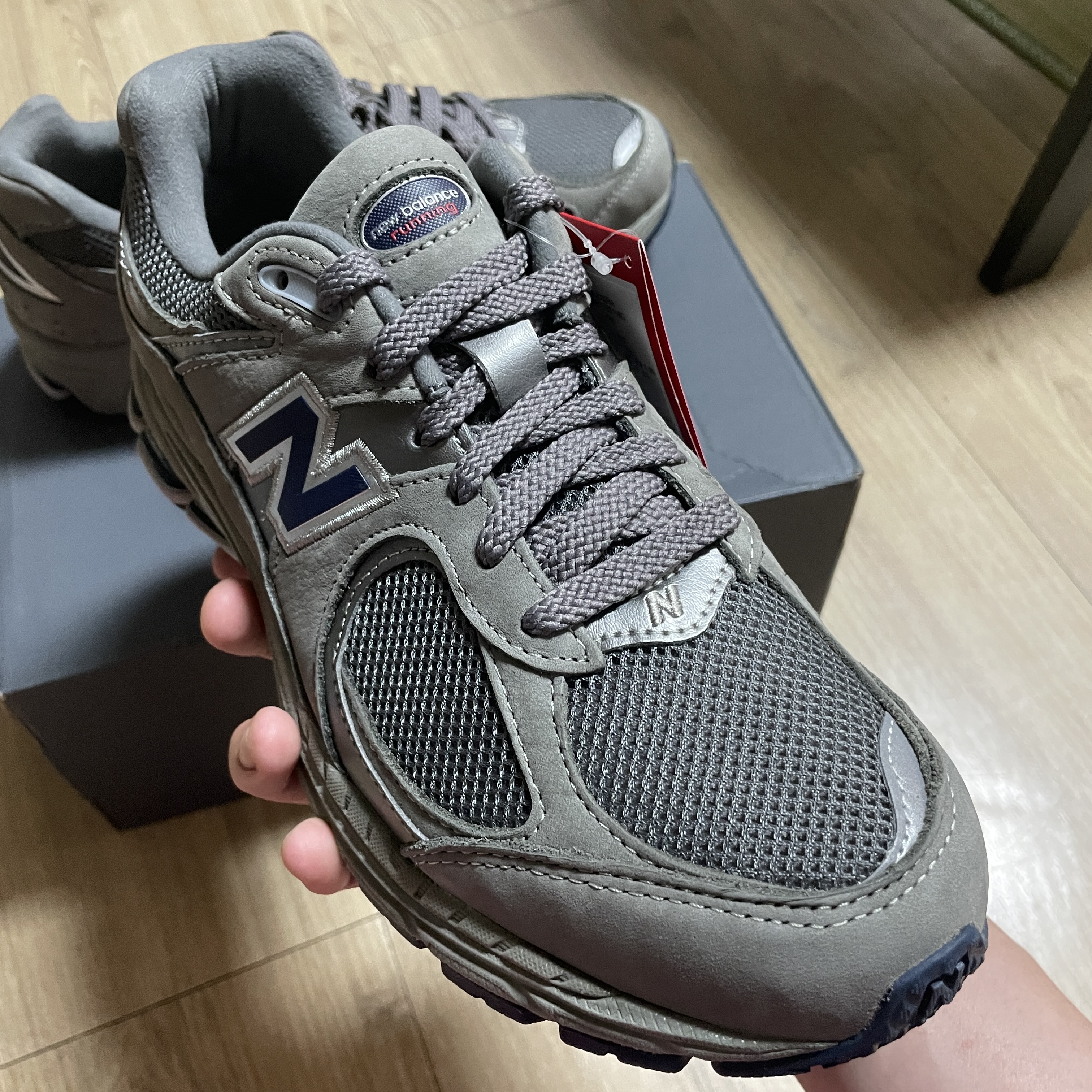 New Balance 2002R Grey, New Balance 2002R Gray 착용 스타일 - 4