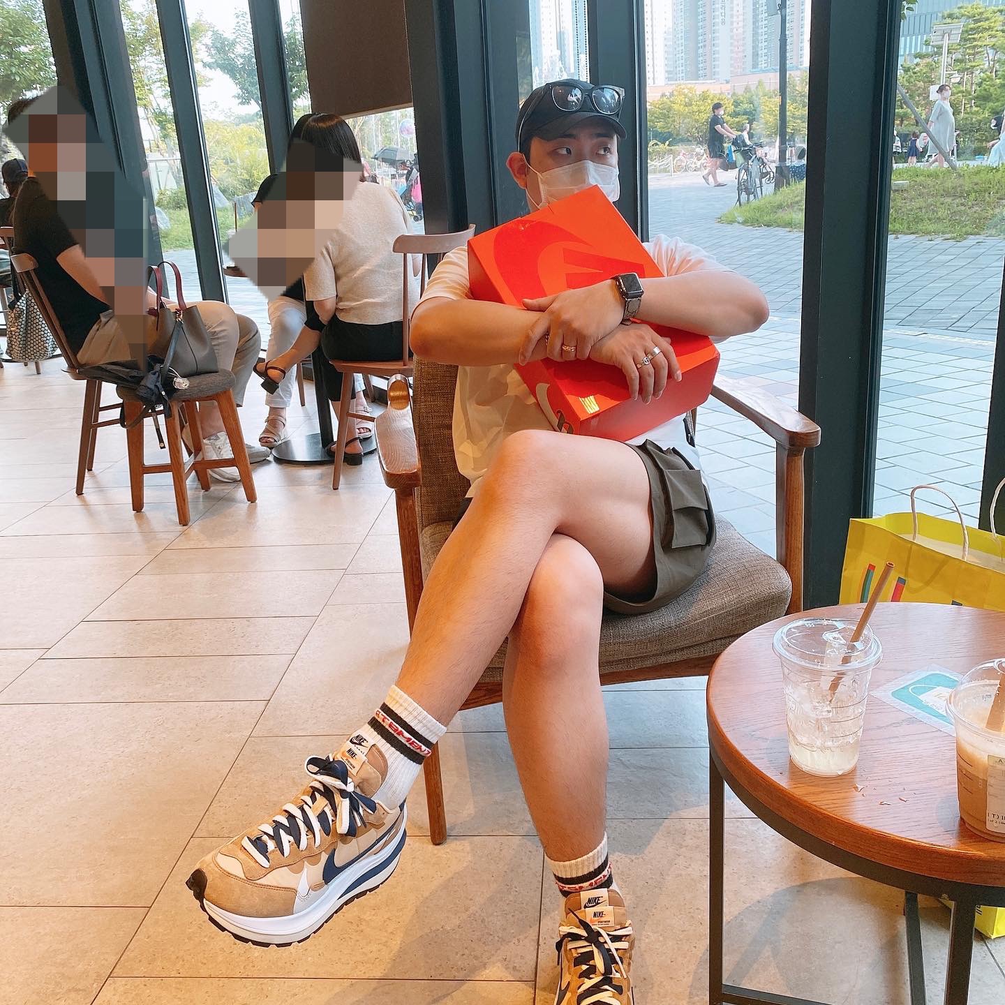 Nike x Sacai VaporWaffle Sesame and Blue Void 착용 스타일