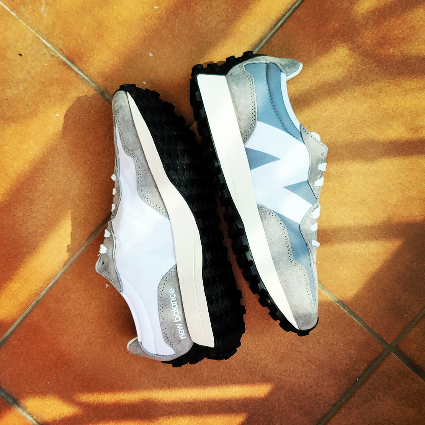 New Balance 327 Grey 착용 스타일 - 1