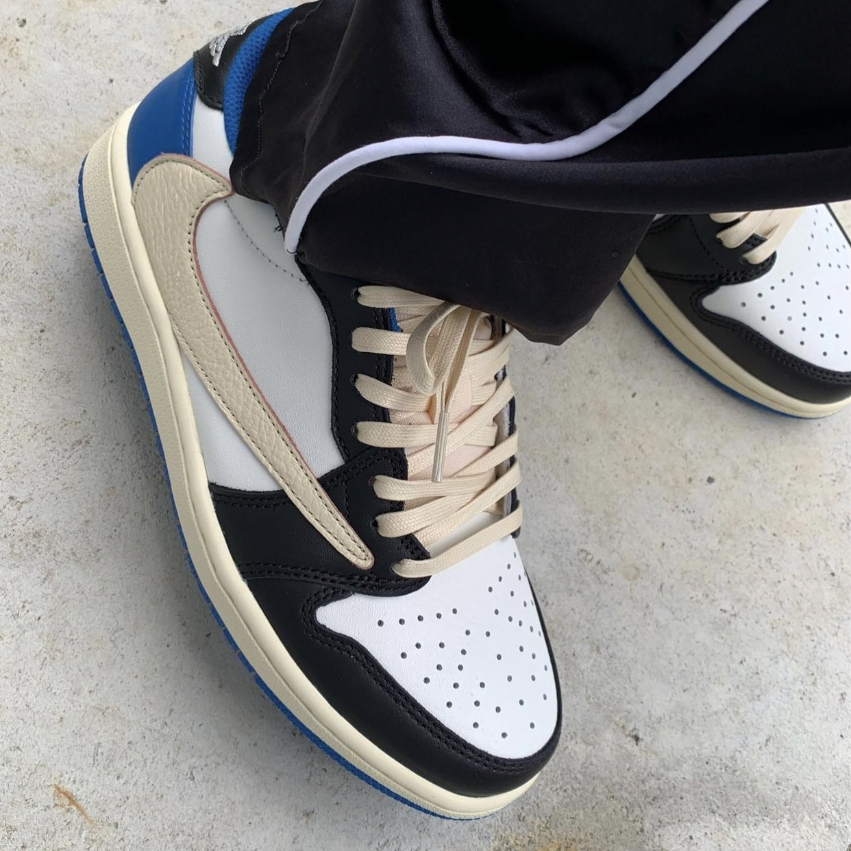 Jordan 1 x Travis Scott x Fragment Retro Low OG SP Military Blue 착용 스타일 - 1