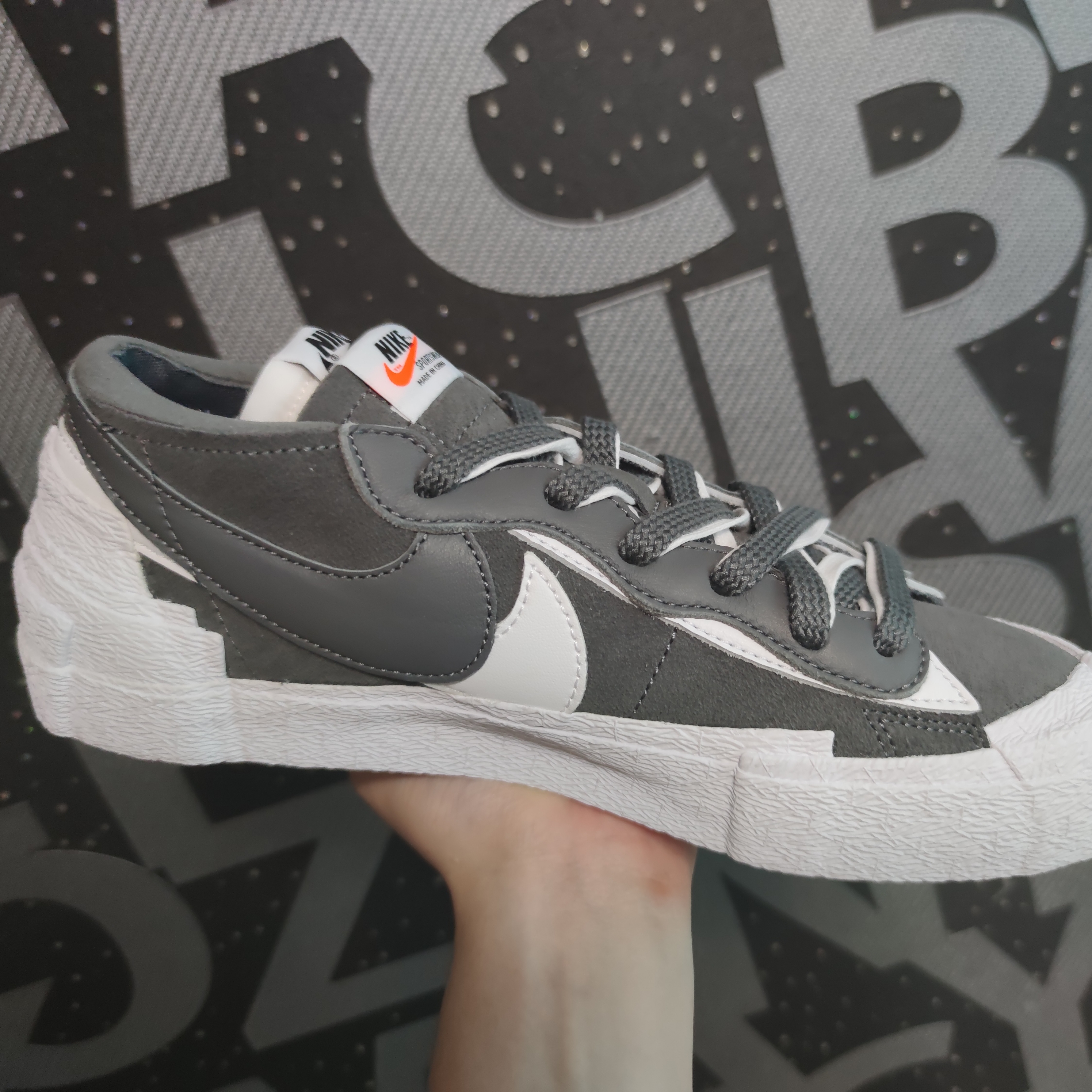 Nike x Sacai Blazer Low Iron Grey 착용 스타일 - 3