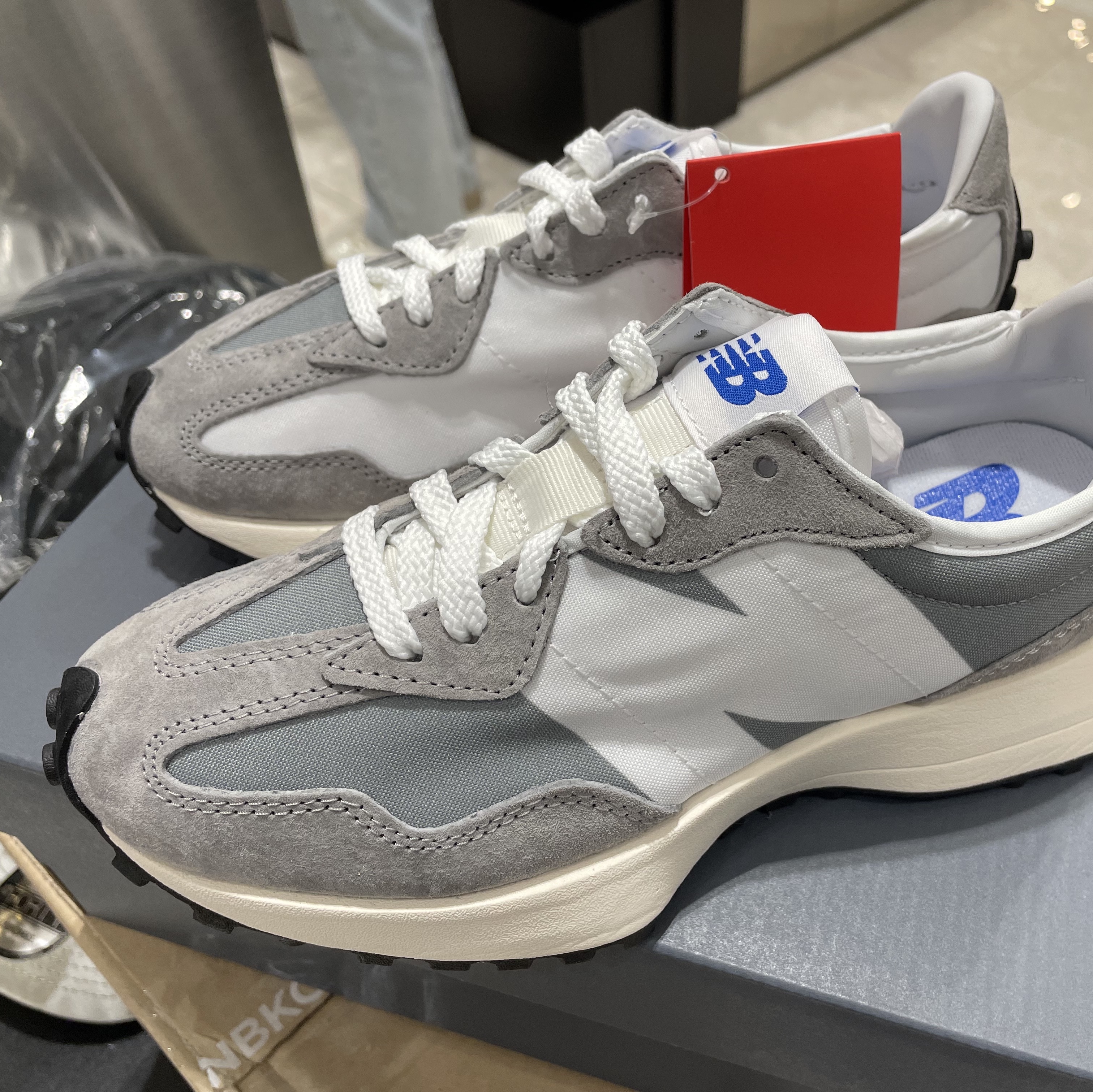 New Balance 327 Grey 착용 스타일