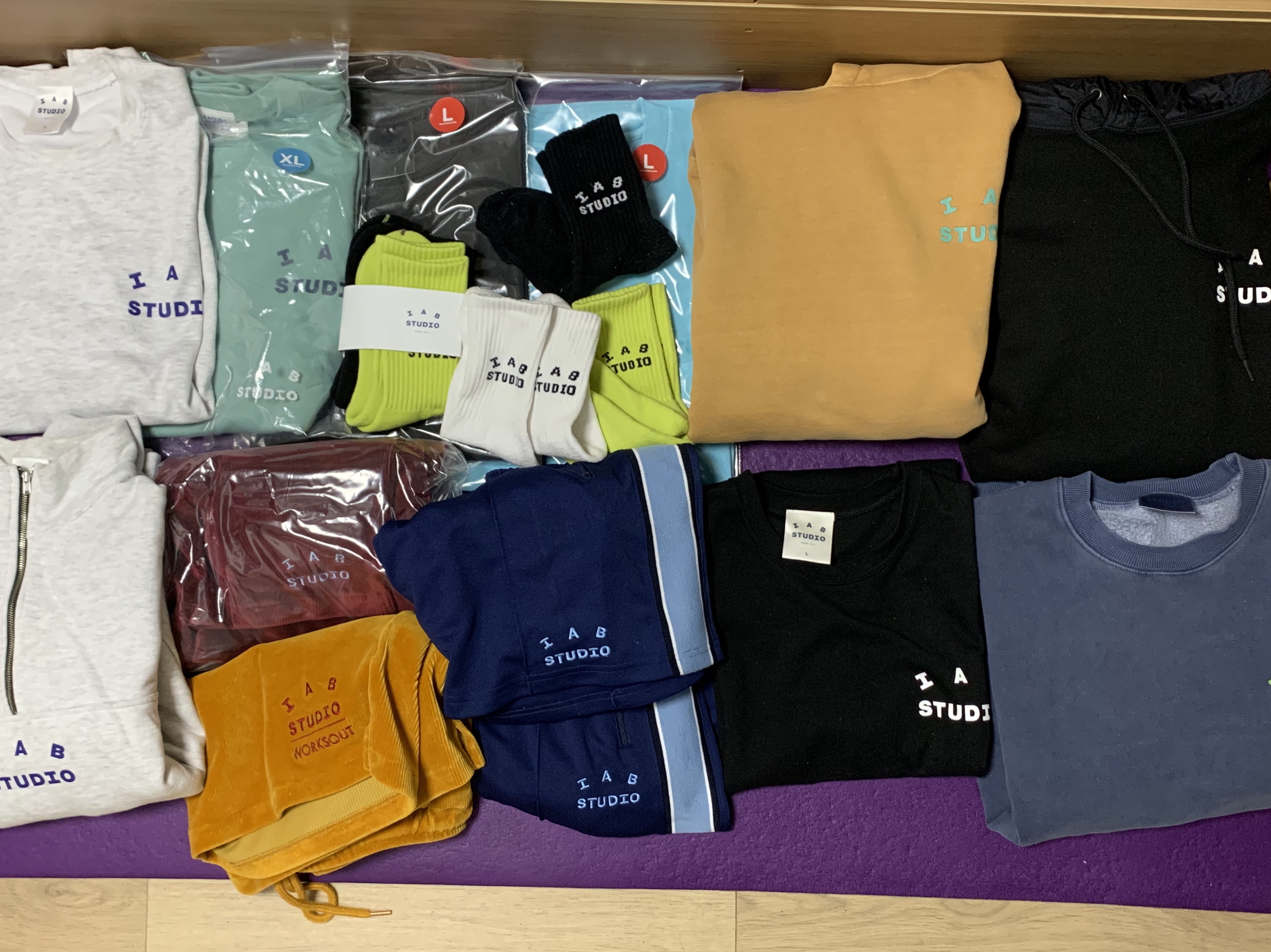 IAB Studio Pigment T-Shirt Black, IAB Studio Pigment T-Shirt Cyan 착용 스타일