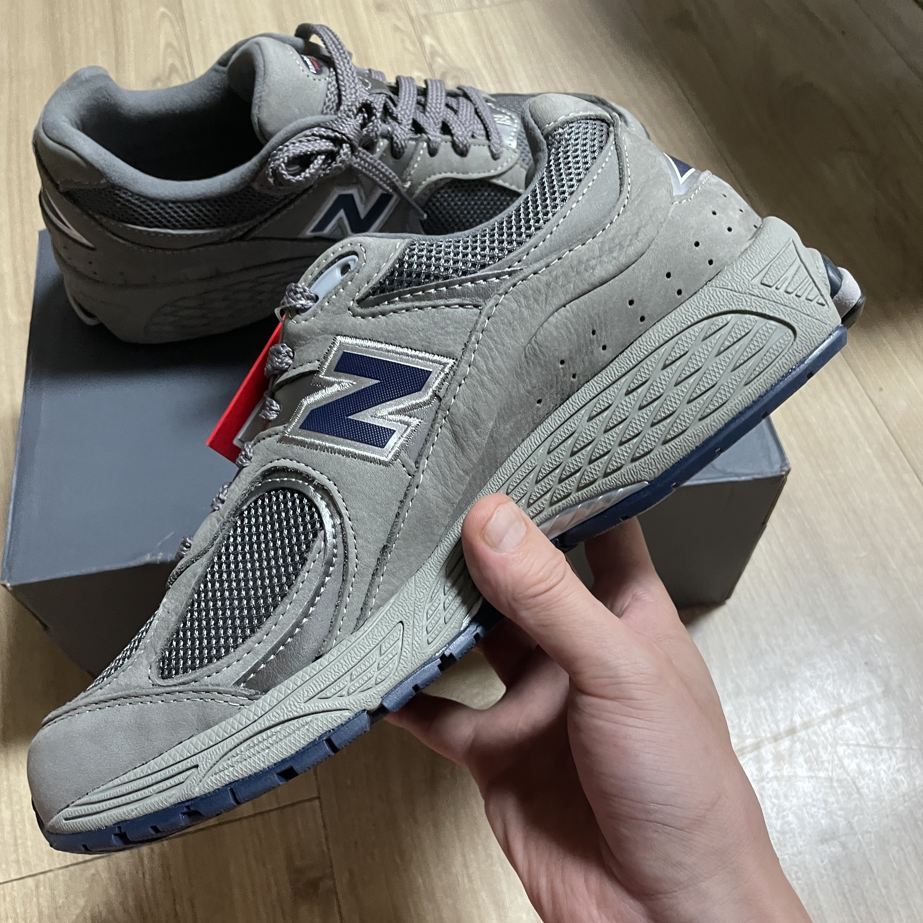 New Balance 2002R Grey, New Balance 2002R Gray 착용 스타일 - 3