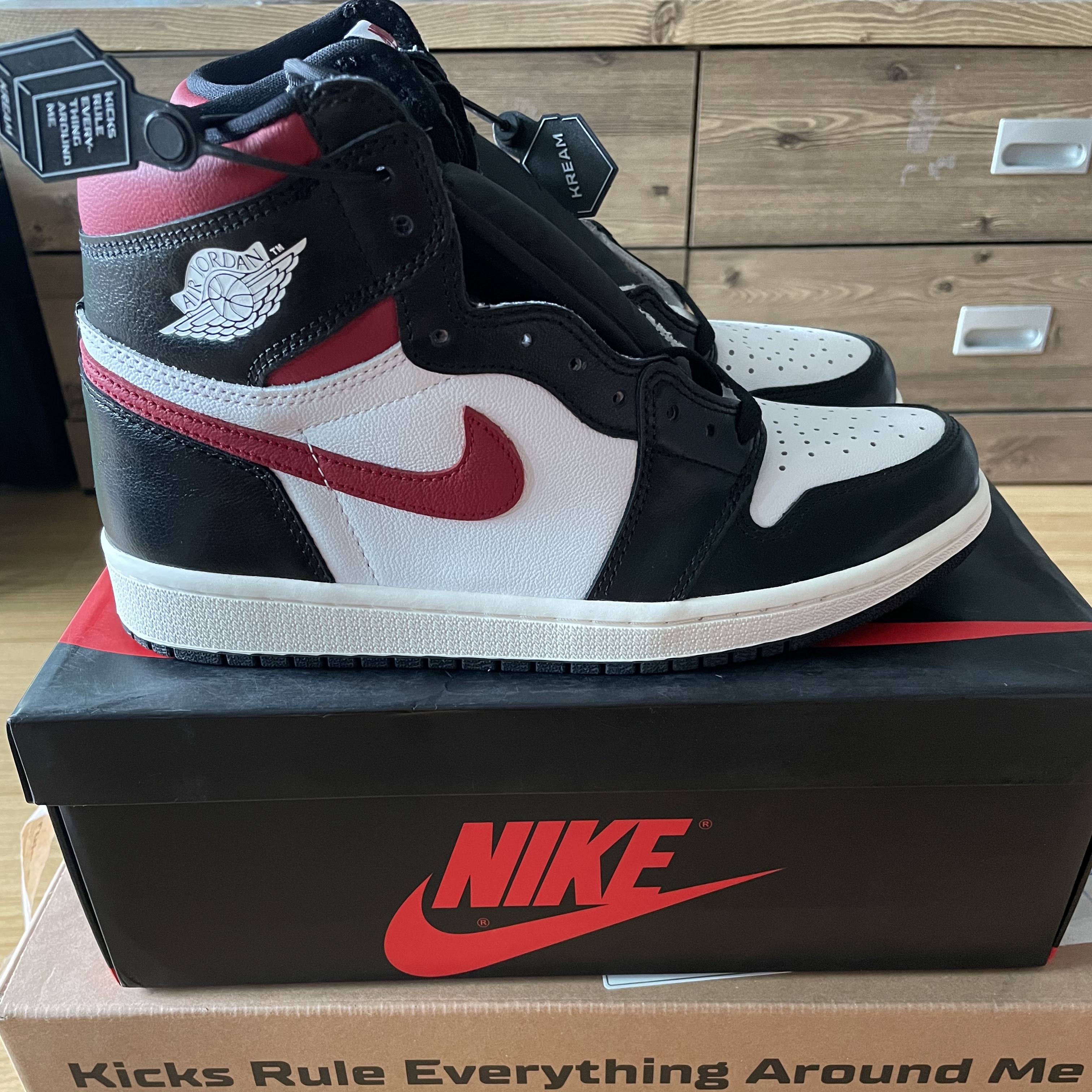 Jordan 1 Retro High OG Gym Red, Jordan 1 Mid Gym Red Black White 착용 스타일