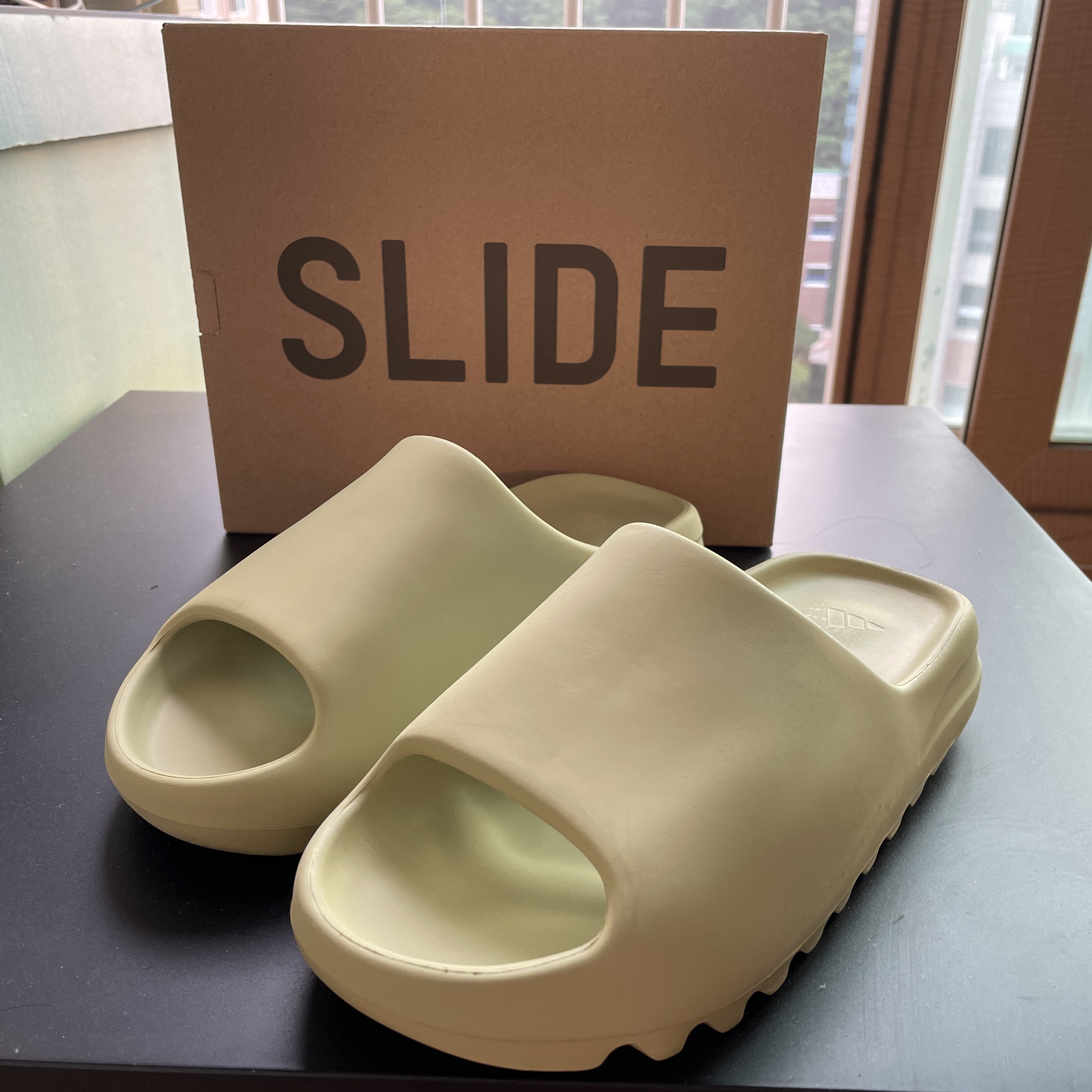 Adidas Yeezy Slide Resin 2021 착용 스타일