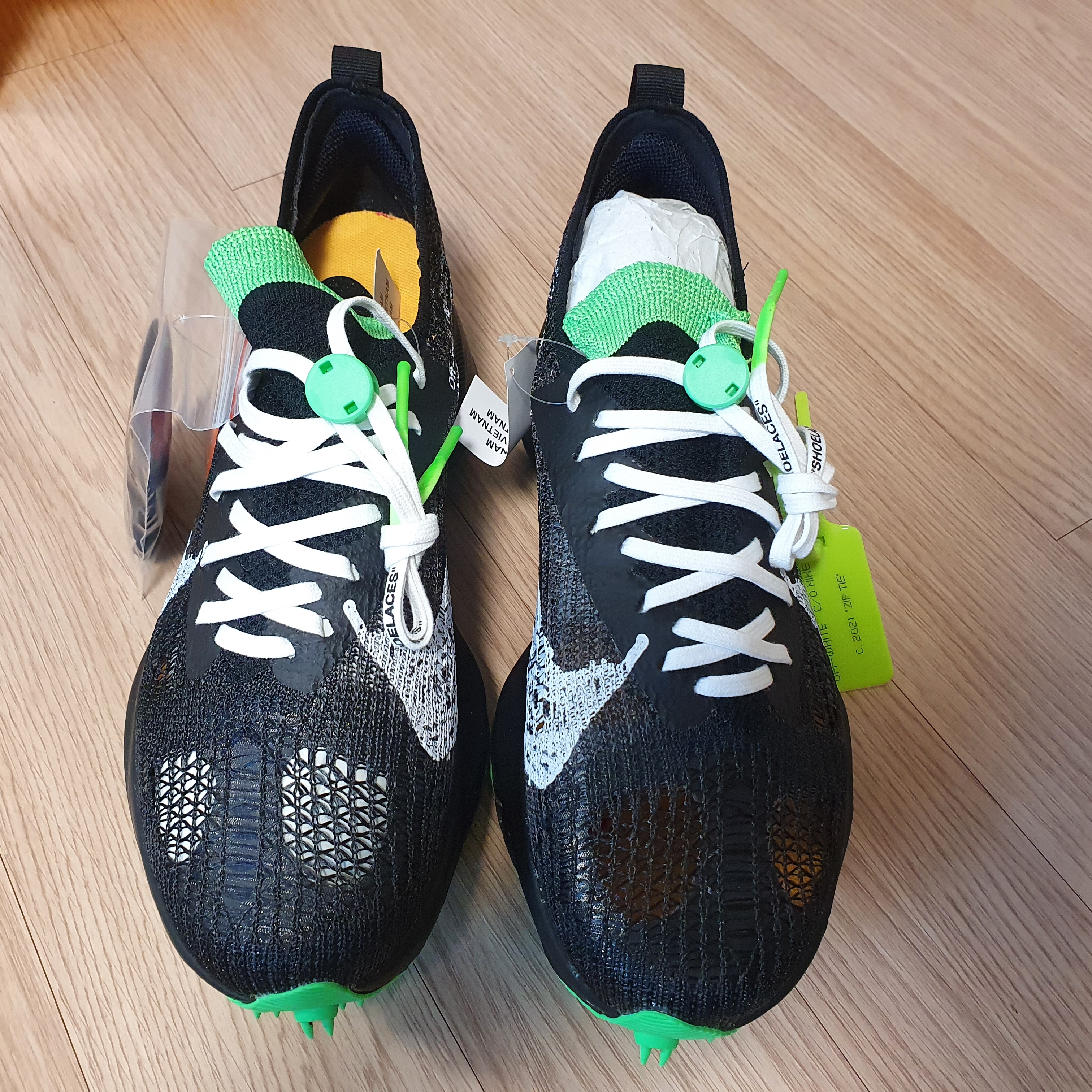 Nike x Off-White Air Zoom Tempo Next% Black 착용 스타일 - 2