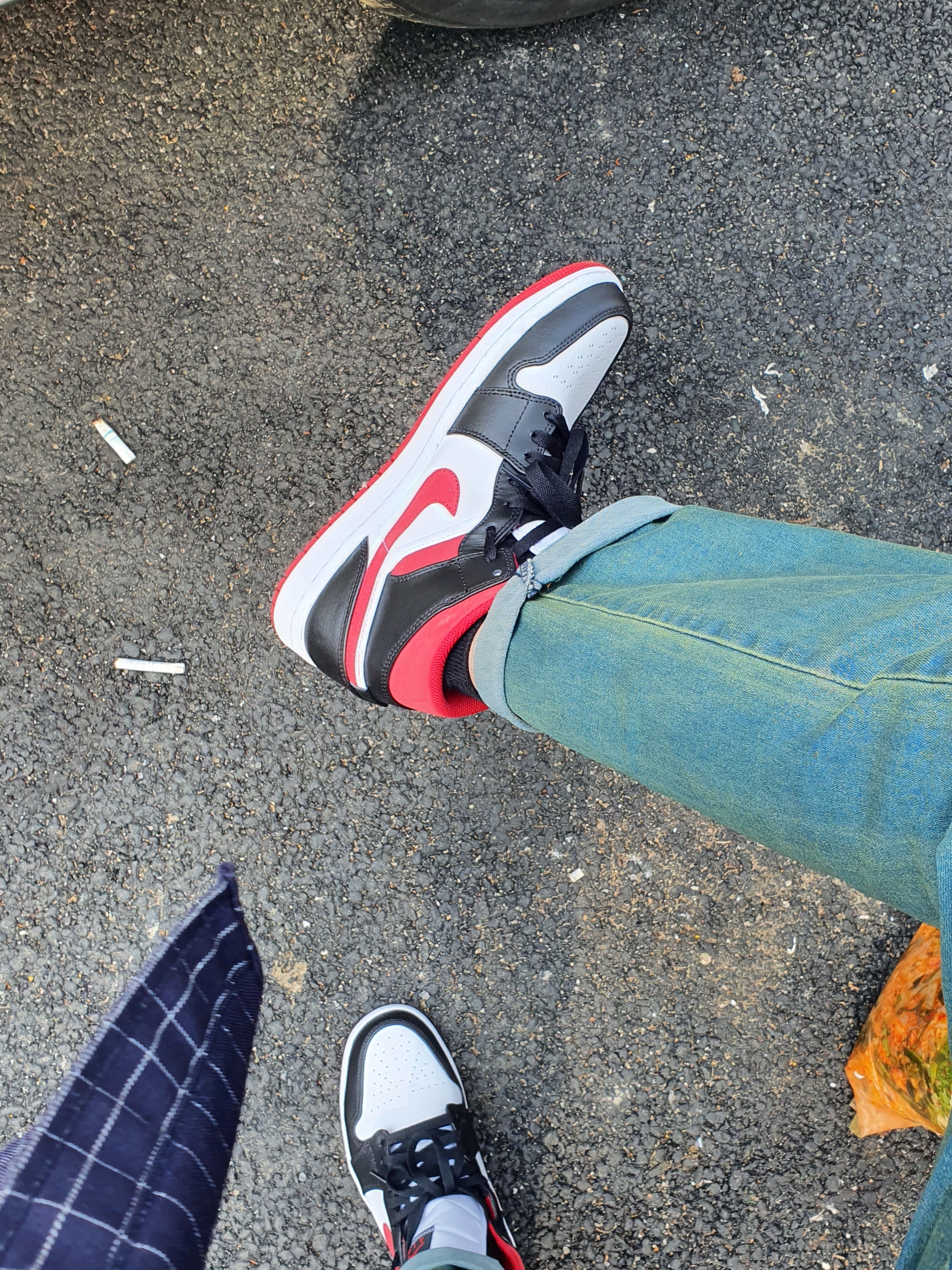 Jordan 1 Mid Gym Red Black White 착용 스타일