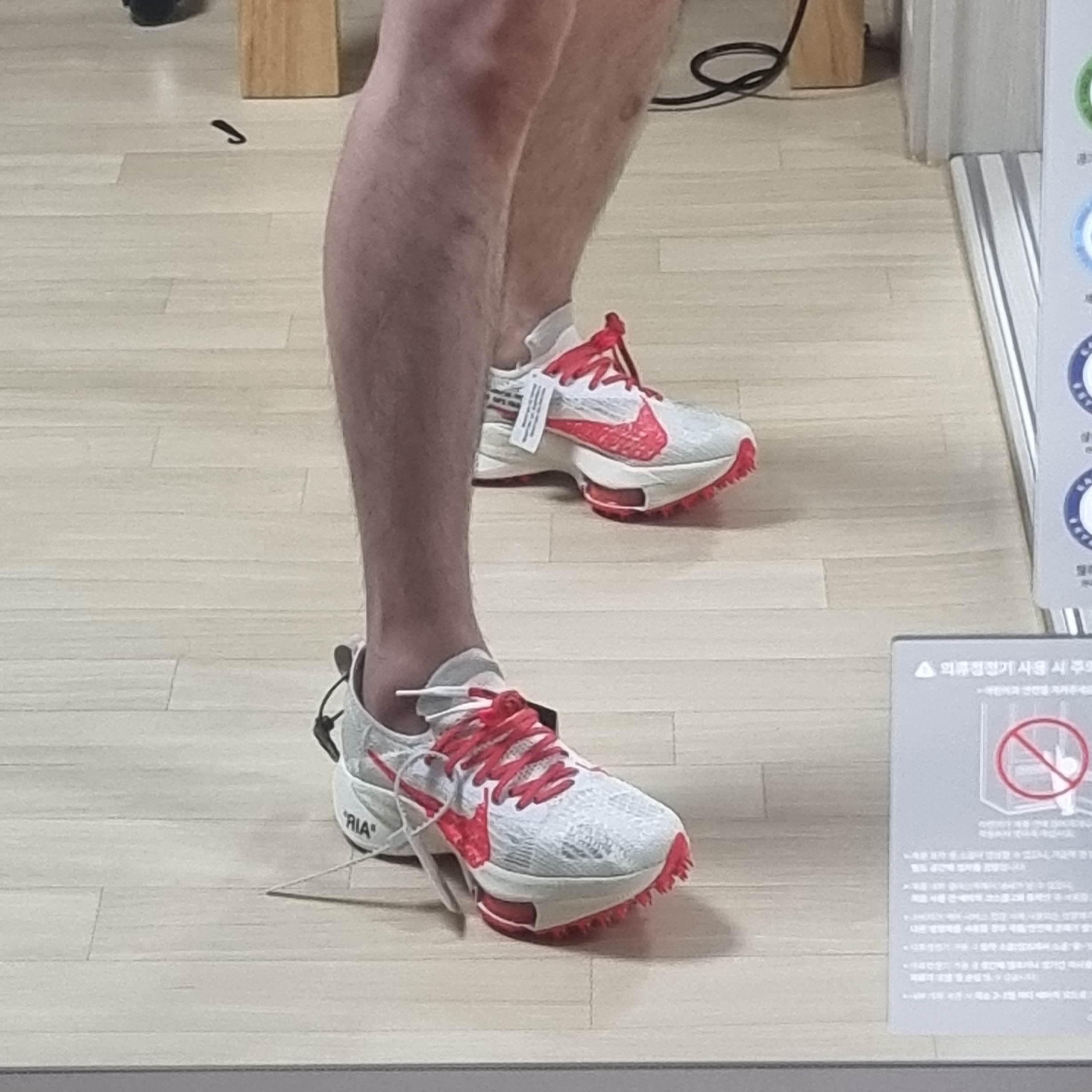 Nike x Off-White Air Zoom Tempo Next% Solar Red 착용 스타일 - 3