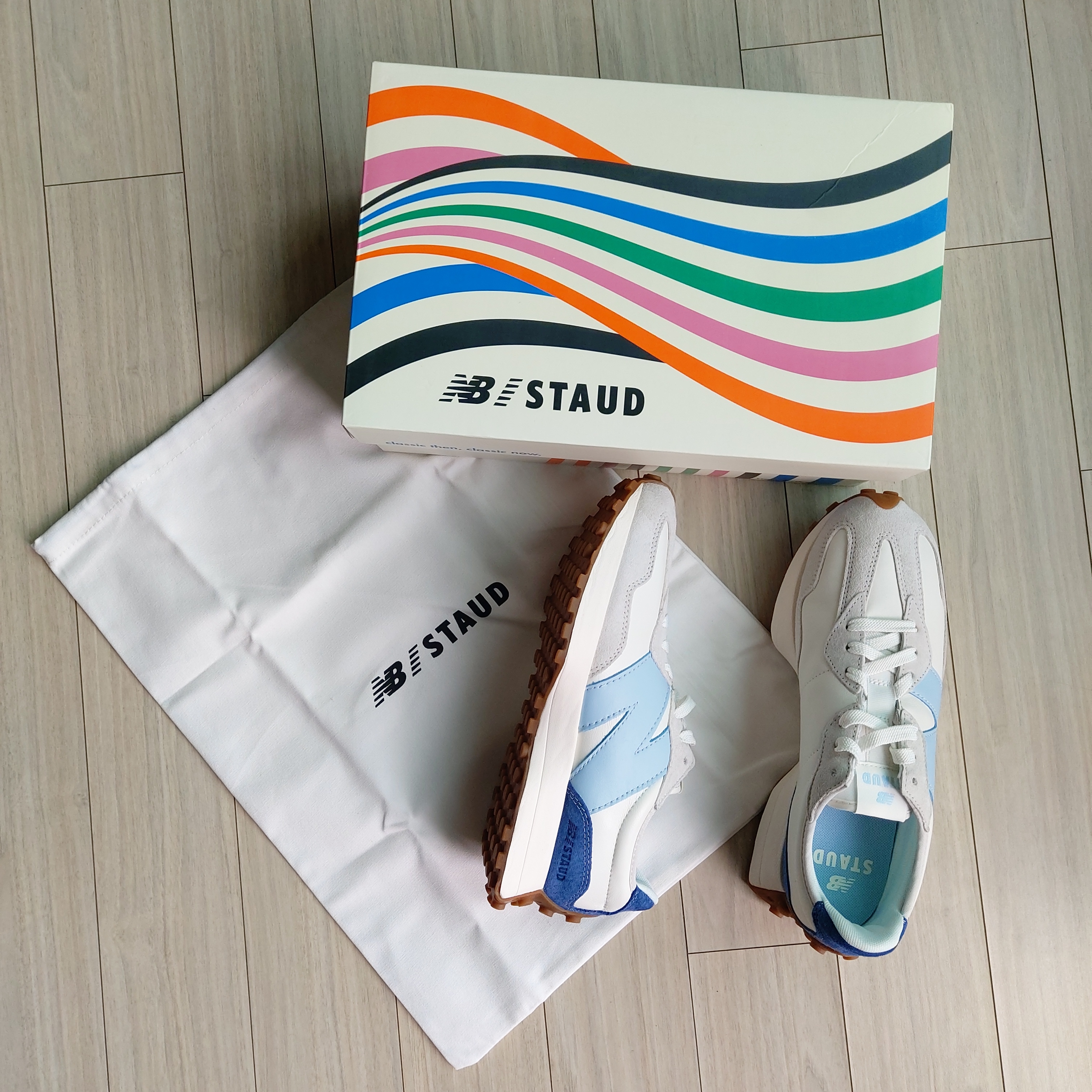 New Balance x Staud 327 Sea Salt Atlantic 착용 스타일