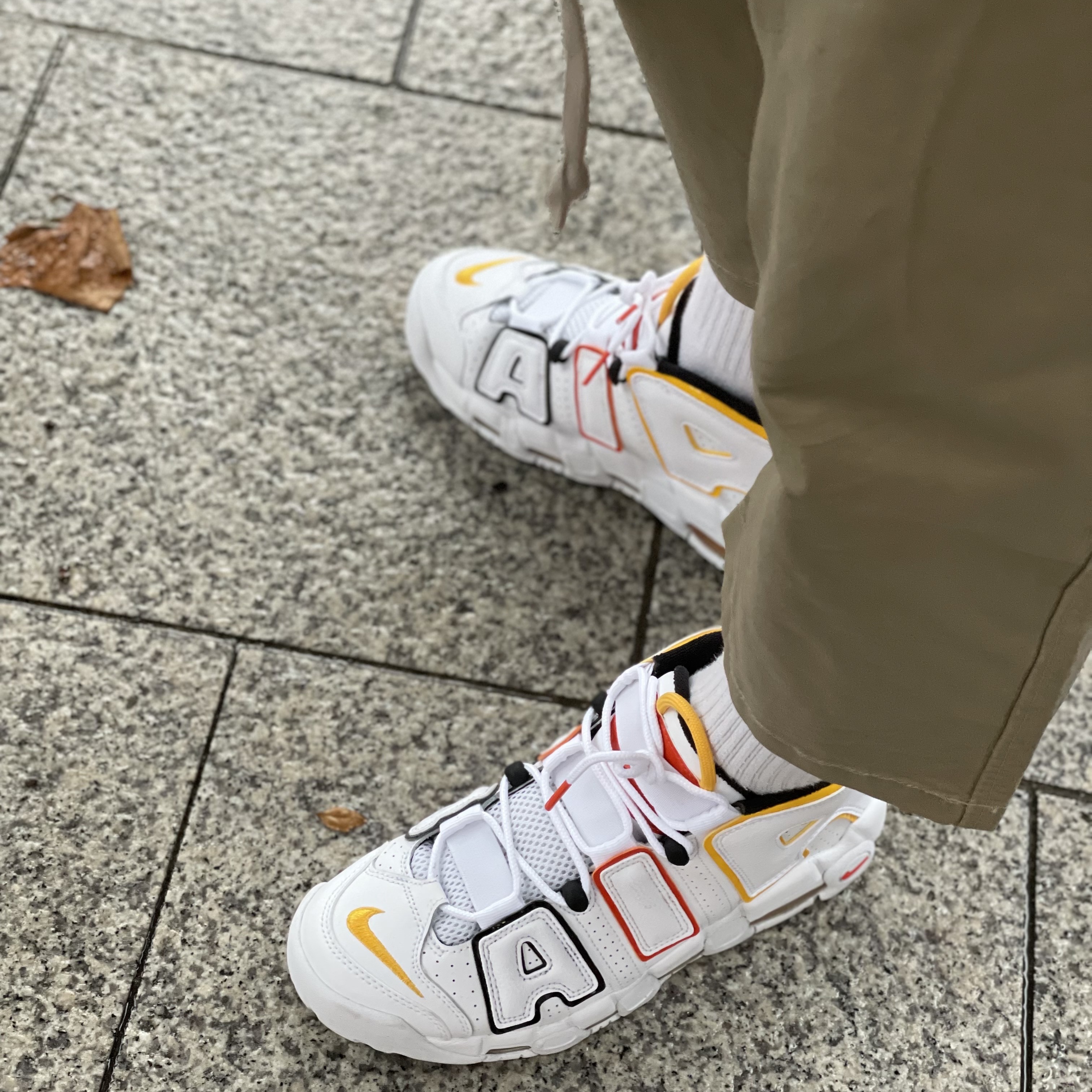 Nike Air More Uptempo Rayguns 착용 스타일 - 5