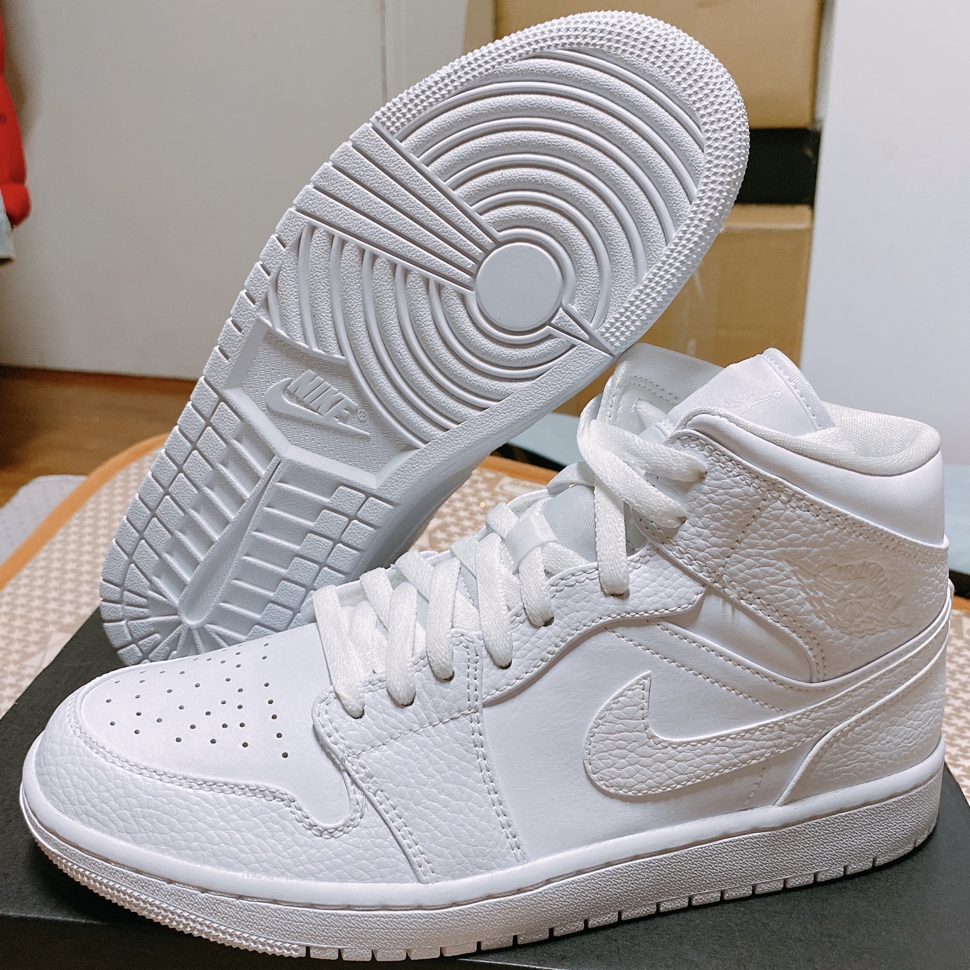 Jordan 1 Mid Triple White 착용 스타일