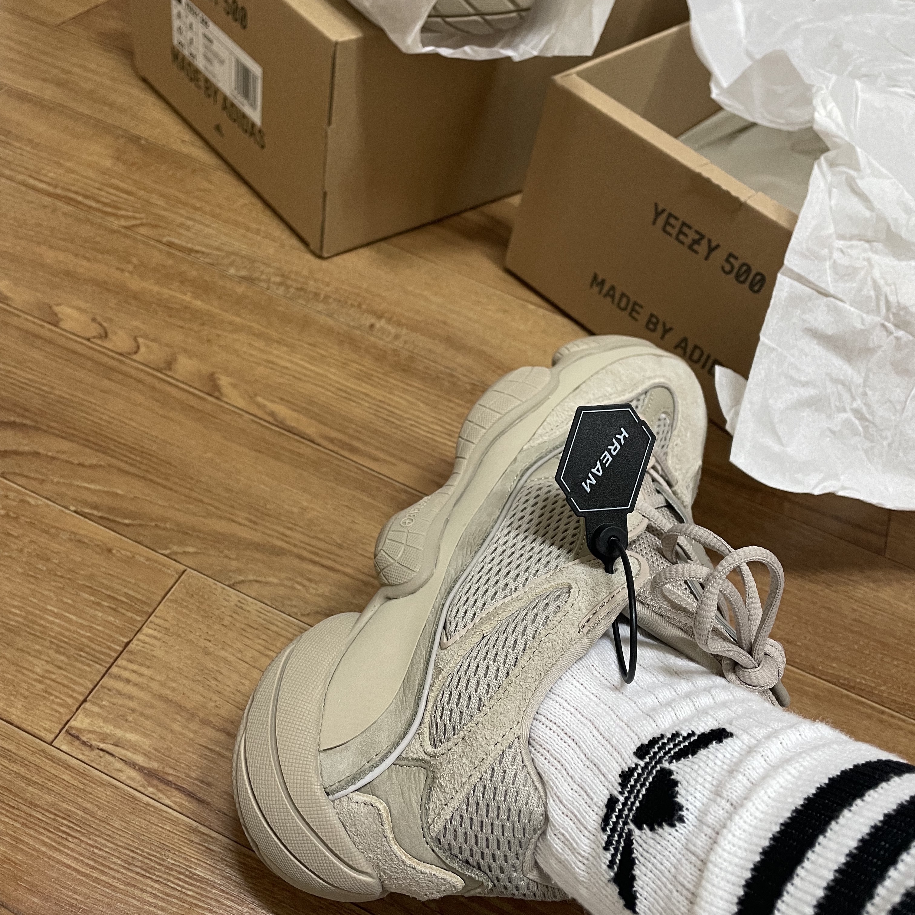 Adidas Yeezy 500 Taupe Light 착용 스타일