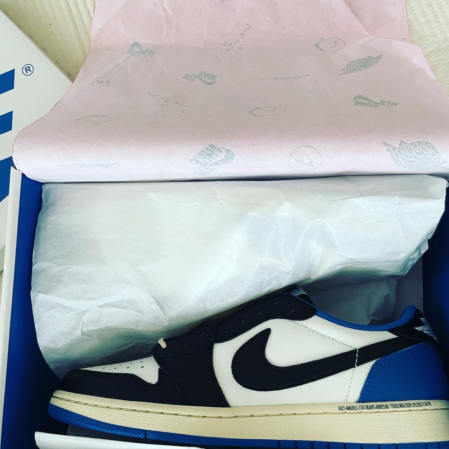 Jordan 1 x Travis Scott x Fragment Retro Low OG SP Military Blue 착용 스타일 - 1