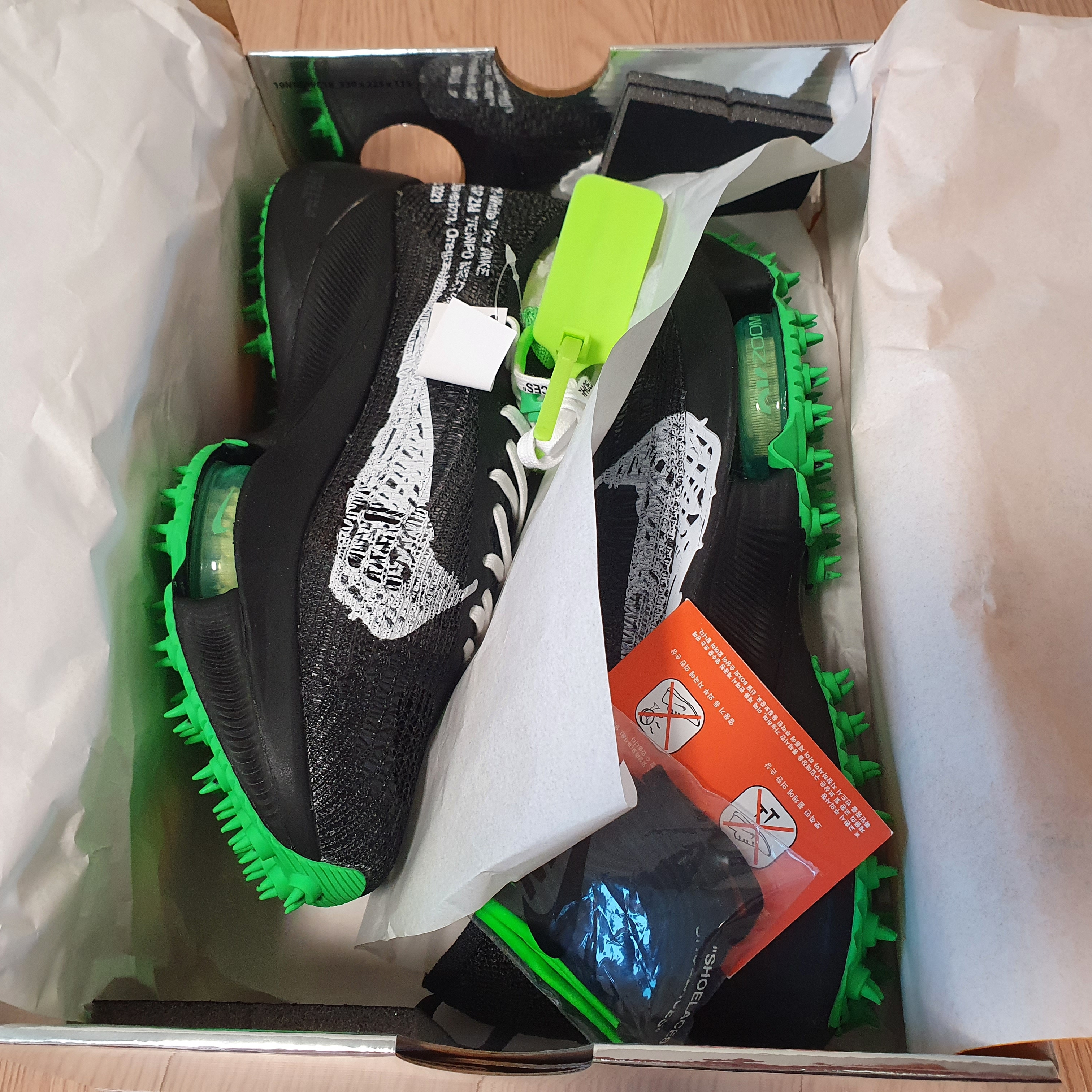 Nike x Off-White Air Zoom Tempo Next% Black 착용 스타일 - 3