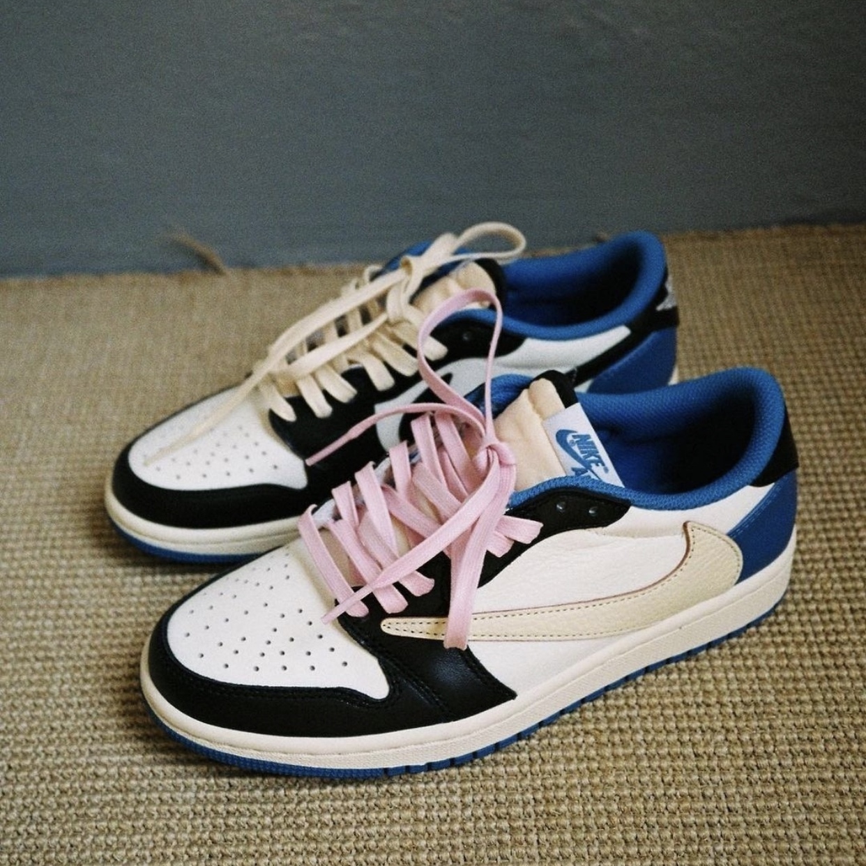 Jordan 1 x Travis Scott x Fragment Retro Low OG SP Military Blue 착용 스타일 - 4