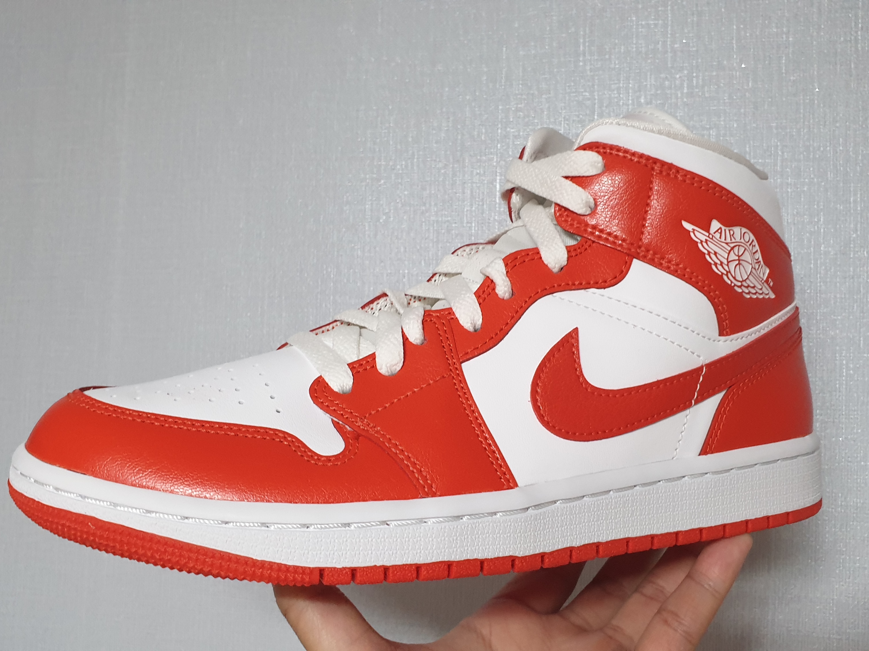 (W) Jordan 1 Mid Habanero Red 착용 스타일 - 2