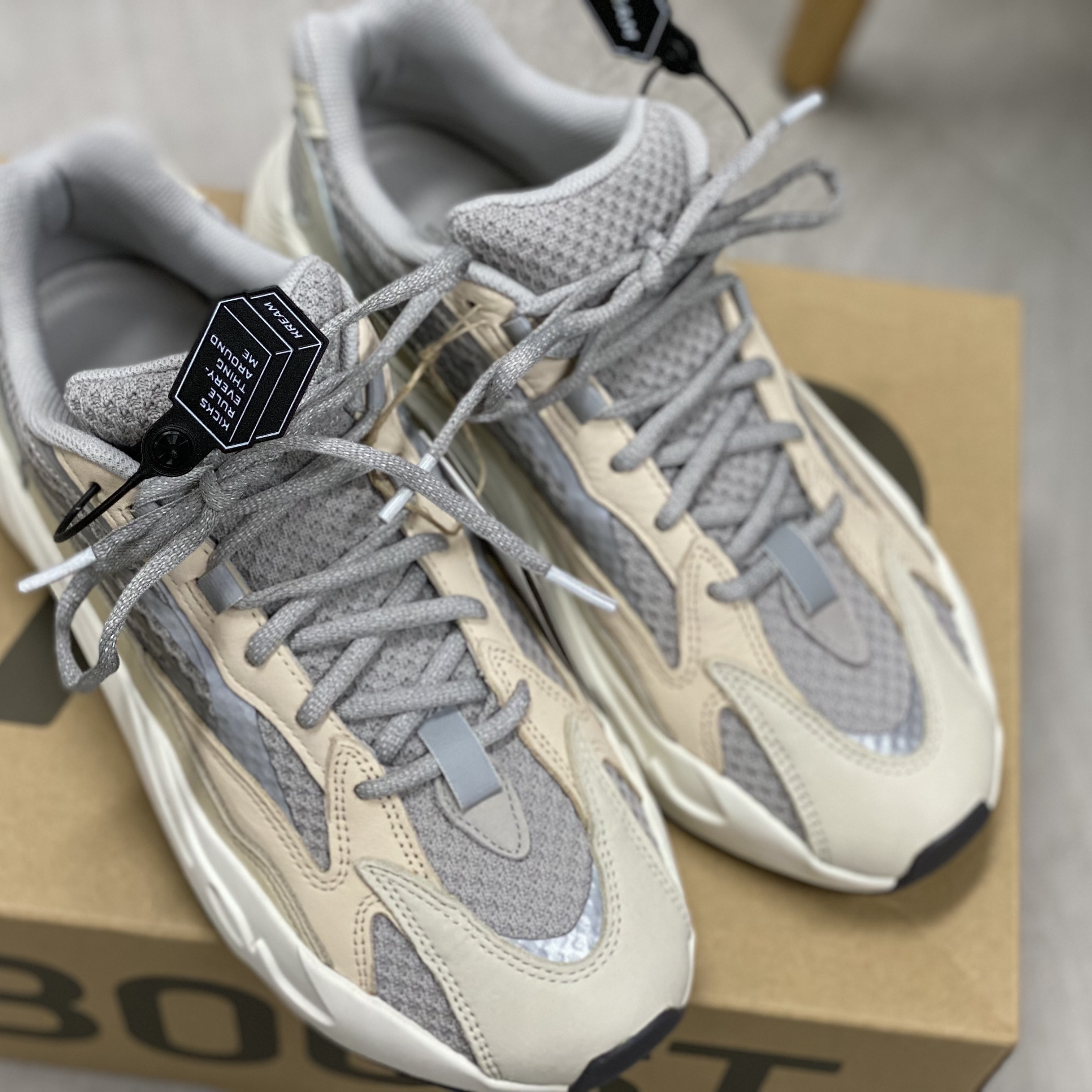 Adidas Yeezy Boost 700 V2 Cream 착용 스타일