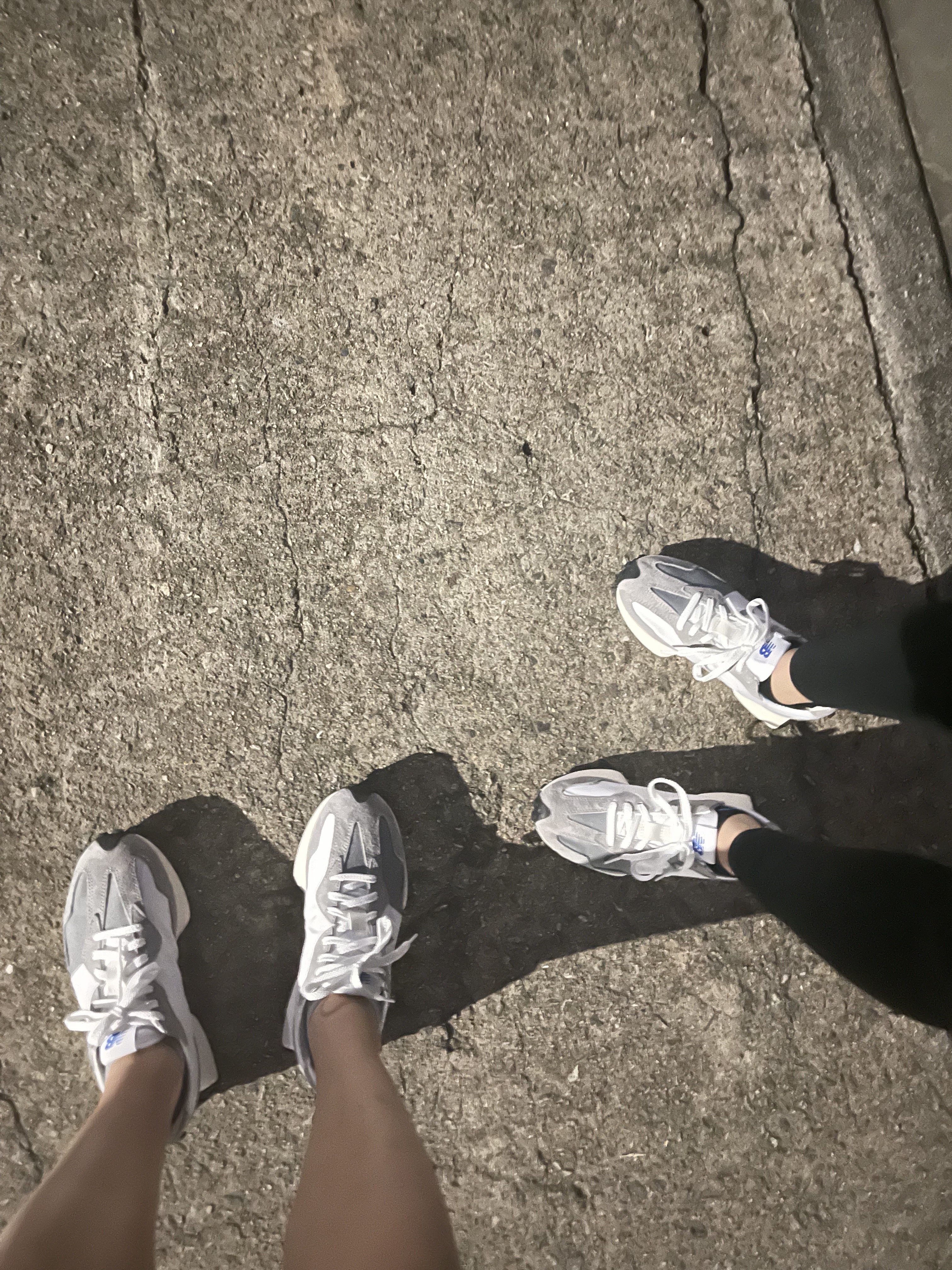 New Balance 327 Grey 착용 스타일 - 2