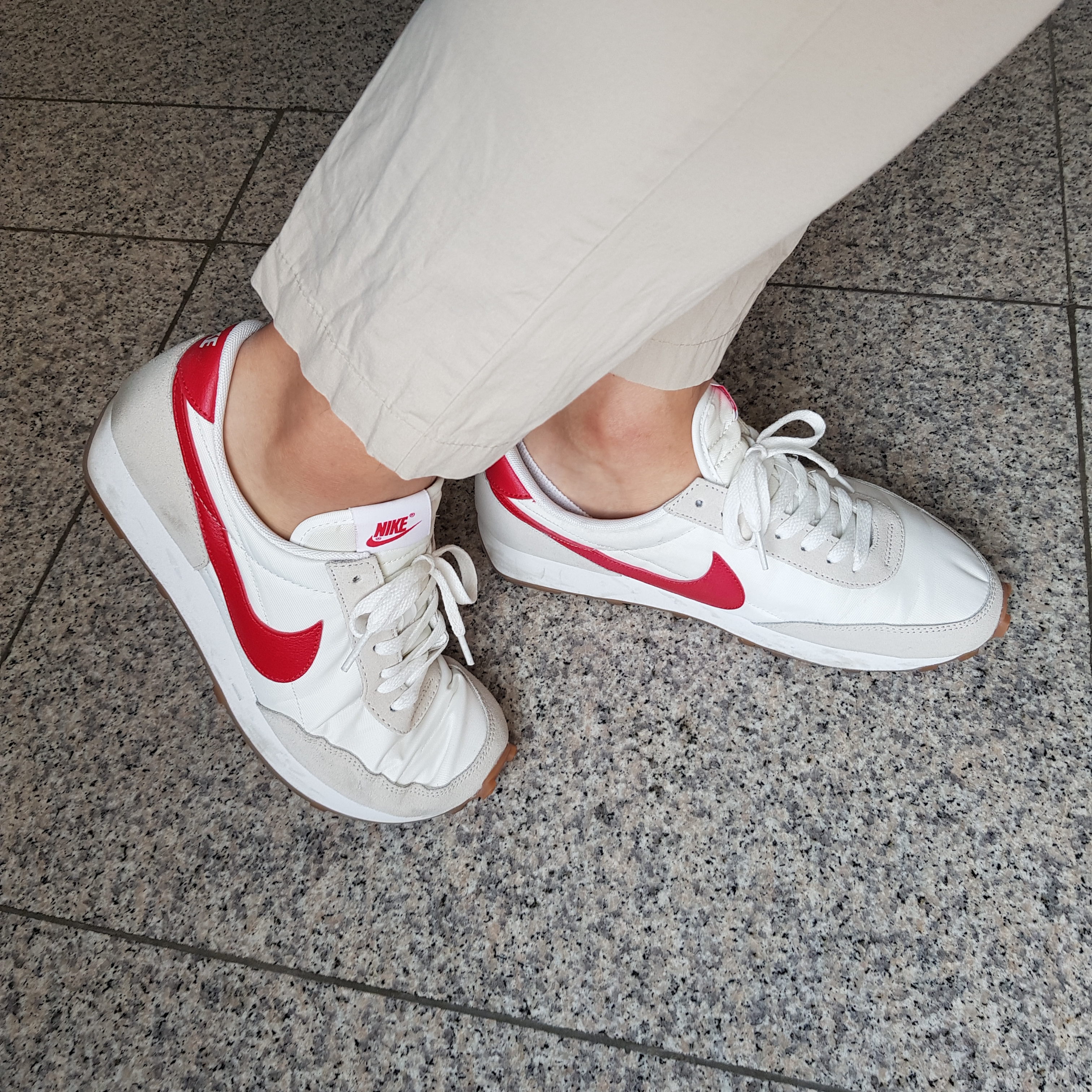 (W) Nike Daybreak Summit White University Red 착용 스타일 - 1